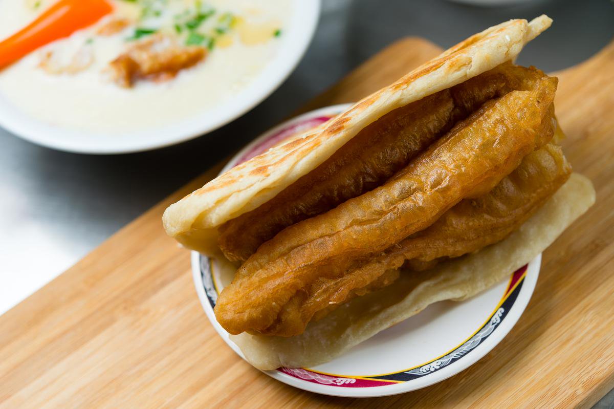 一名網友不滿油條被男童偷咬，便用油條狂打男童頭。（照片為示意圖，非事件兇器）