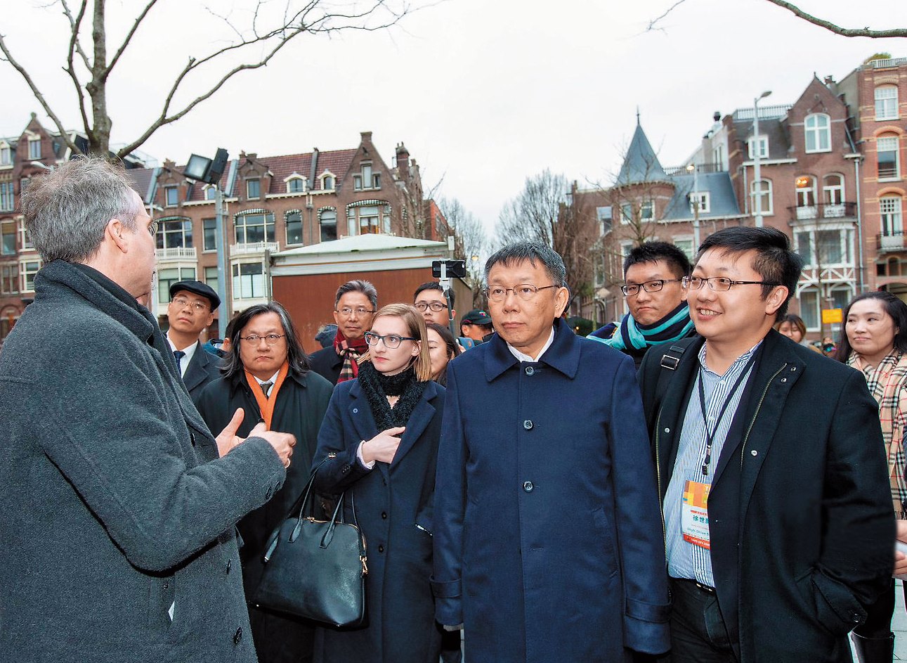 台北市長柯文哲2度訪歐行程滿檔，抵達第一站荷蘭阿姆斯特丹就風塵僕僕展開考察。（台北市政府提供）