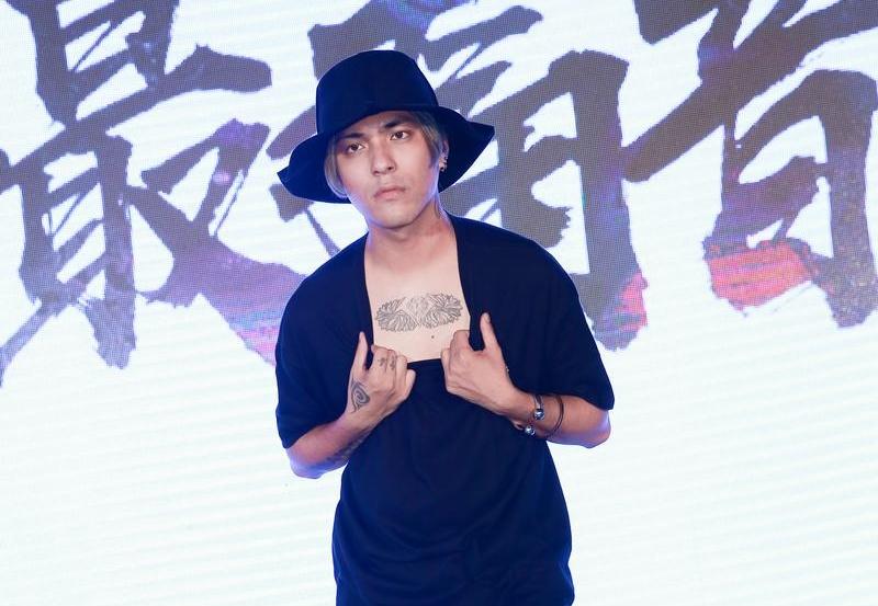 嘎嘎被爆拍攝MV時，同天讓花褲妹Kincy與寶兒分別在上、下午來探班，寶兒還被爆跑到嘎嘎家樓下大吼他名字「給我下來」。