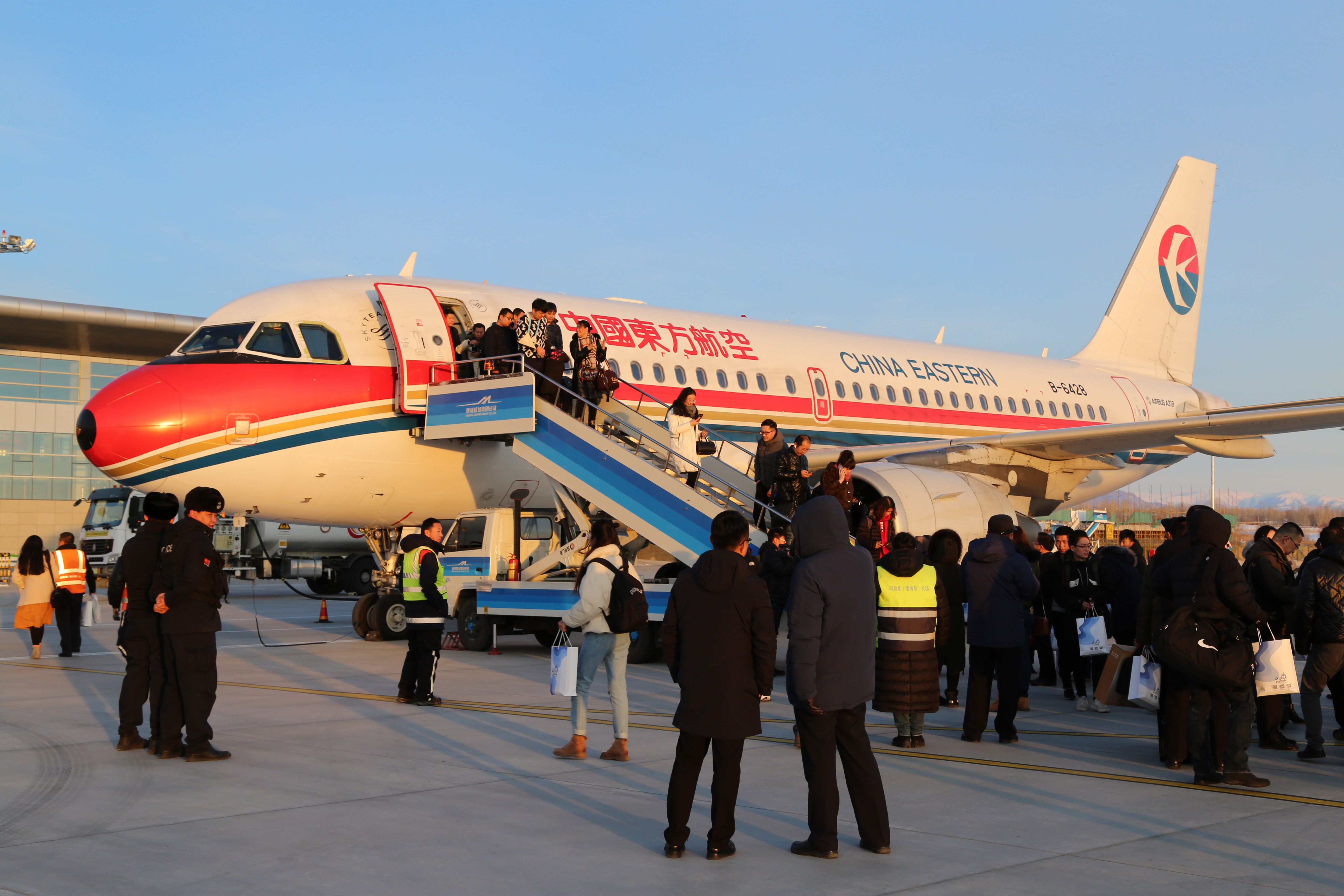 民進黨政府約談對岸航空公司，請對方自制，別飛這條航線，結果對岸航空公司飛得更凶。（東方IC）