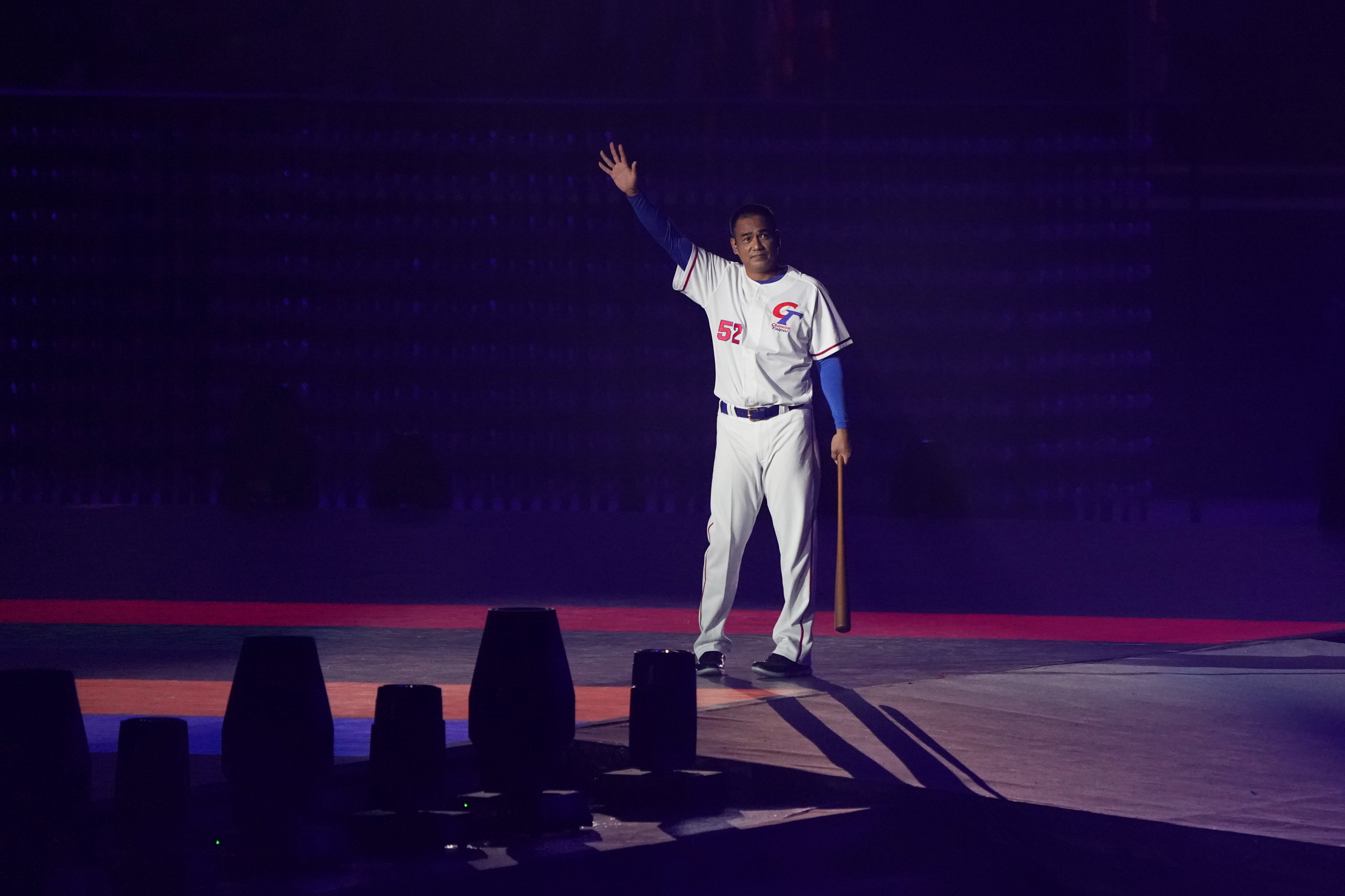 世大運開幕典禮由台灣巨砲陳金鋒揮棒、點燃聖火台。