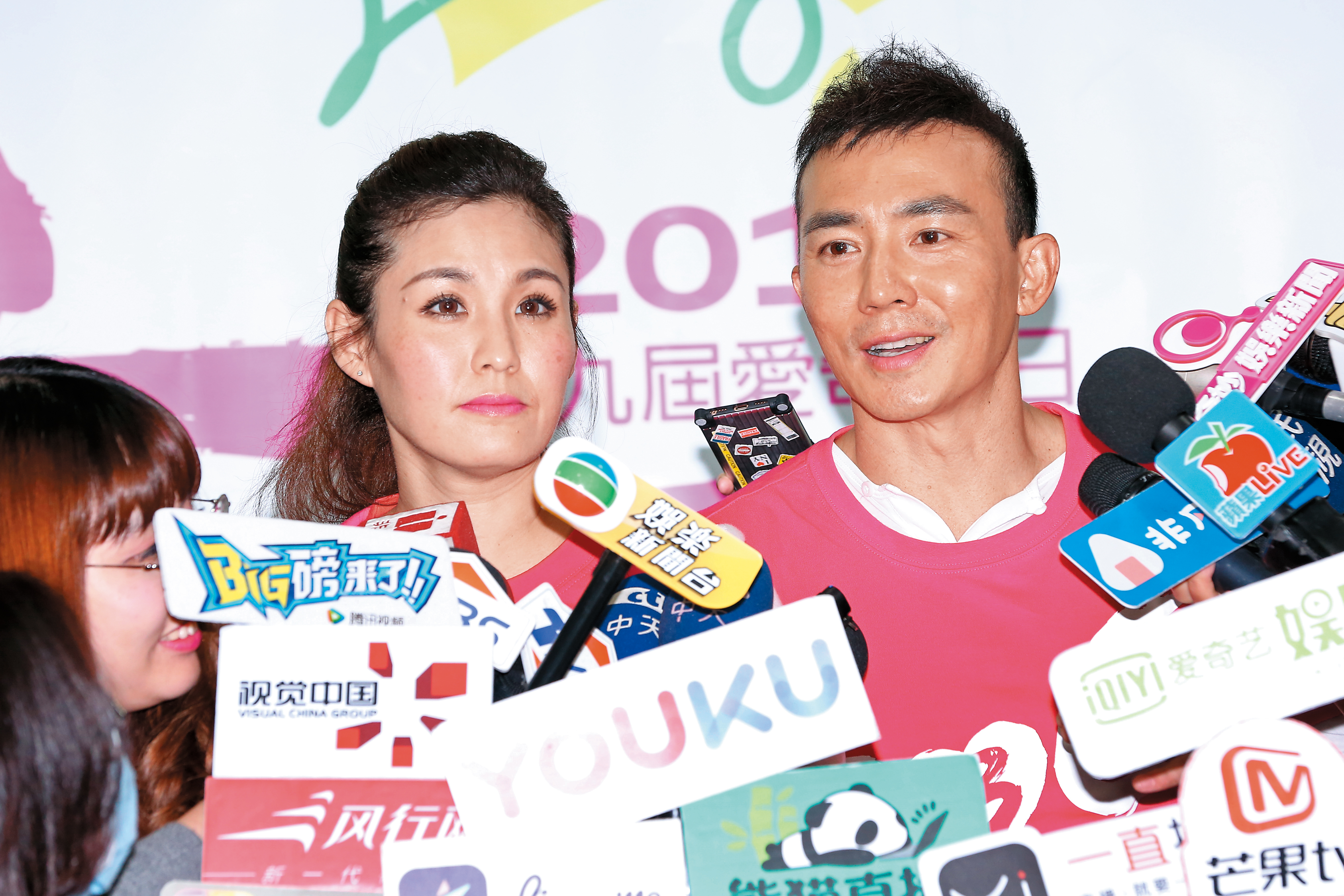 劉畊宏（右）日前被爆財務危機，事發後他跟老婆王婉霏（左）一家子出席公益活動，僅撇說不會讓孩子們流落街頭。