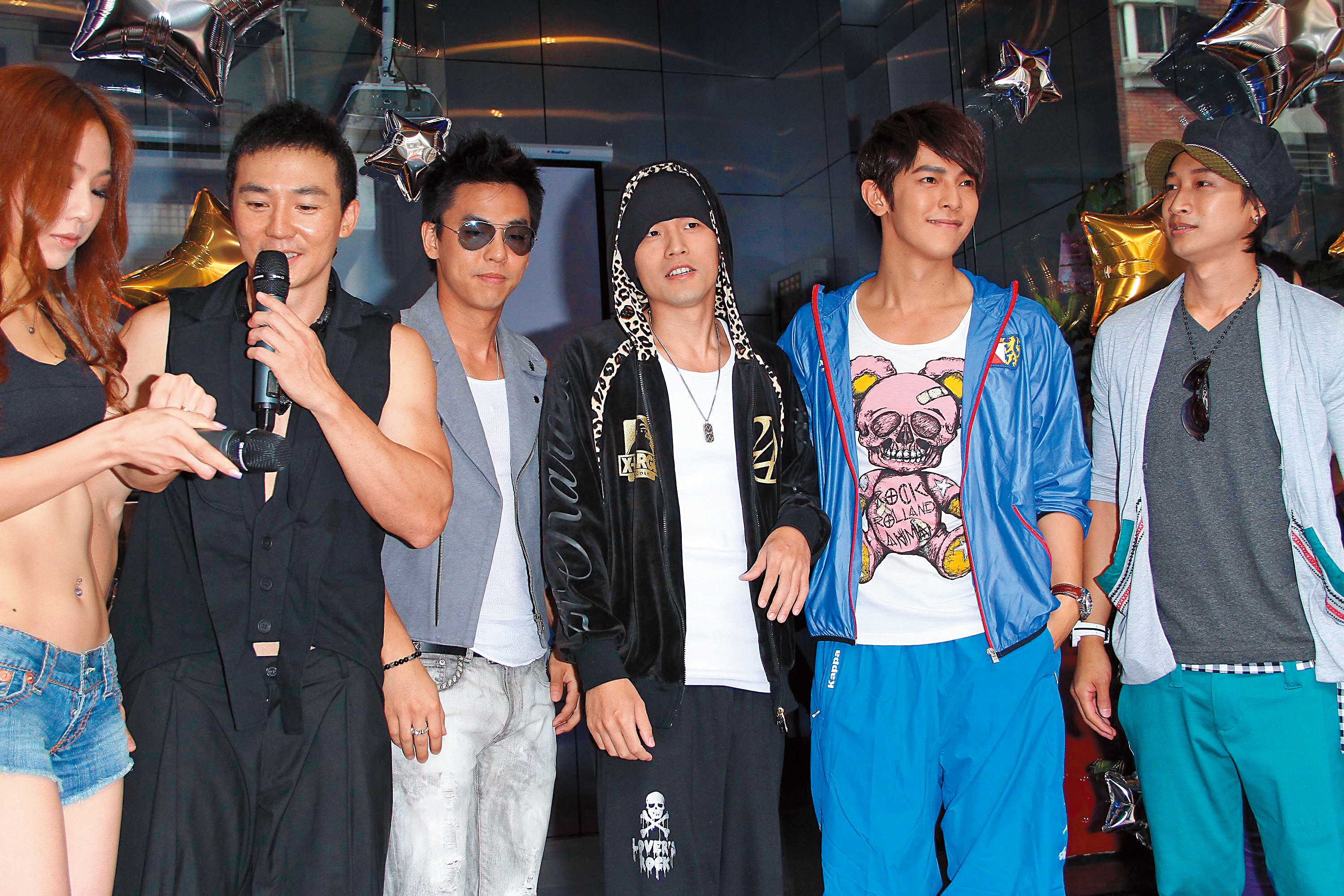 之前300壯士台北西門町分店開幕，劉畊宏（左二）以主人姿態出席。（東方IC）