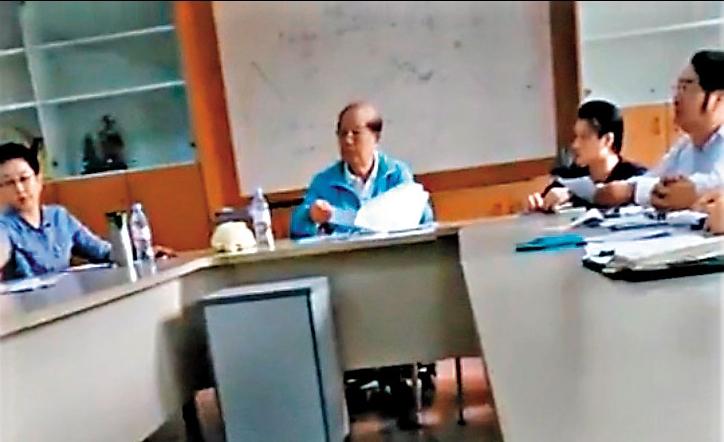開會中的羅福助像個「霸氣總裁」，一旁員工不敢輕忽怠慢。（讀者提供）