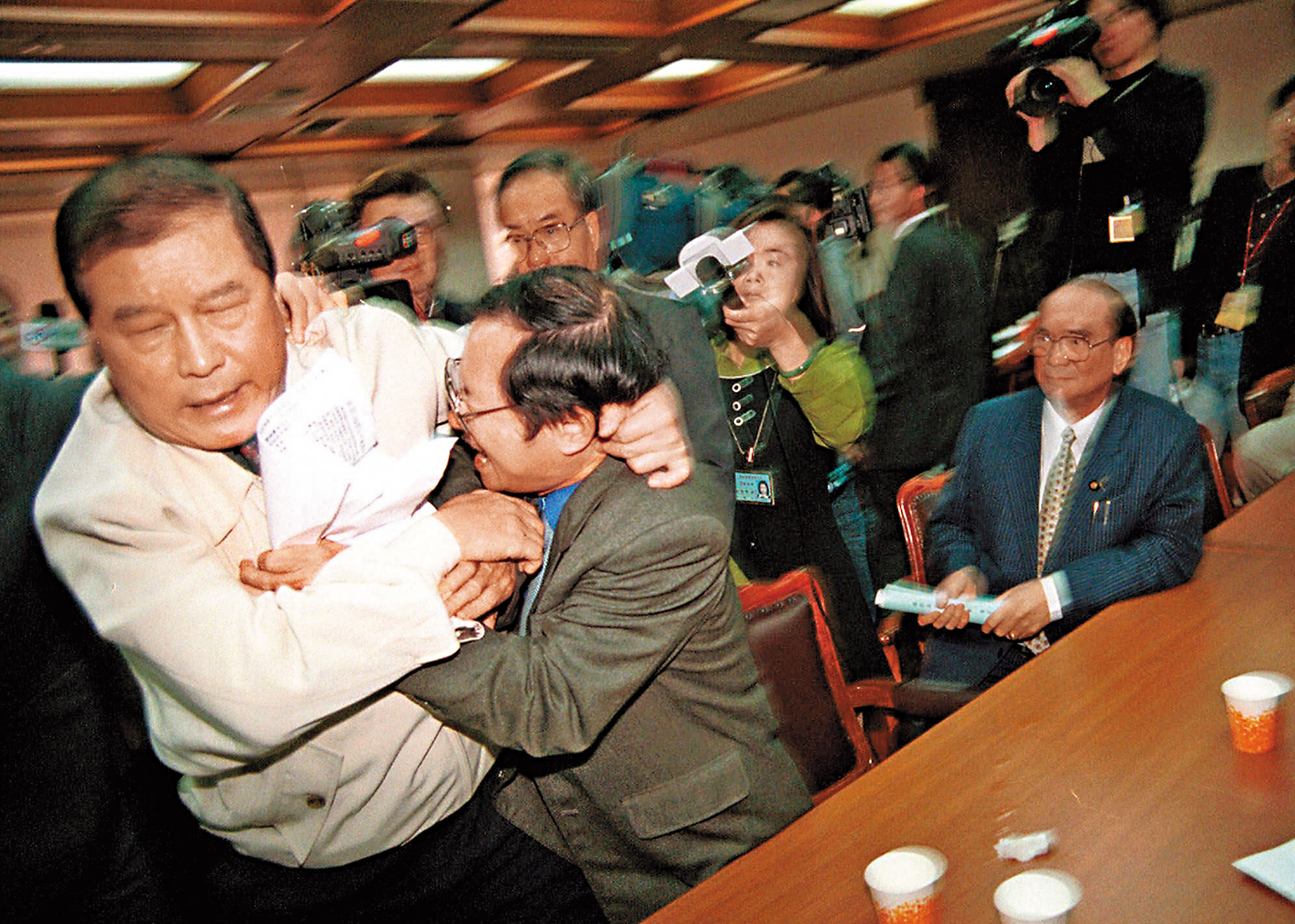 擔任立委時的羅福助作風剽悍，曾任民進黨新潮流系政協委員的簡錫堦就挨過他一掌一腳。（達志影像）