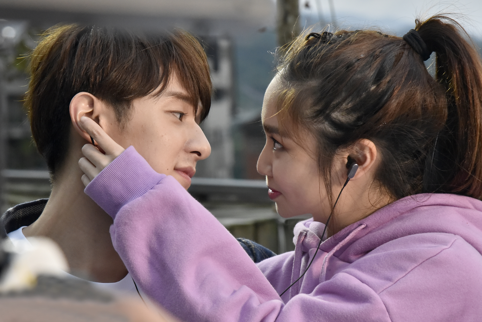 陳芳語和張軒睿飾演情侶，相當有甜蜜氛圍。（Sharp Music提供）