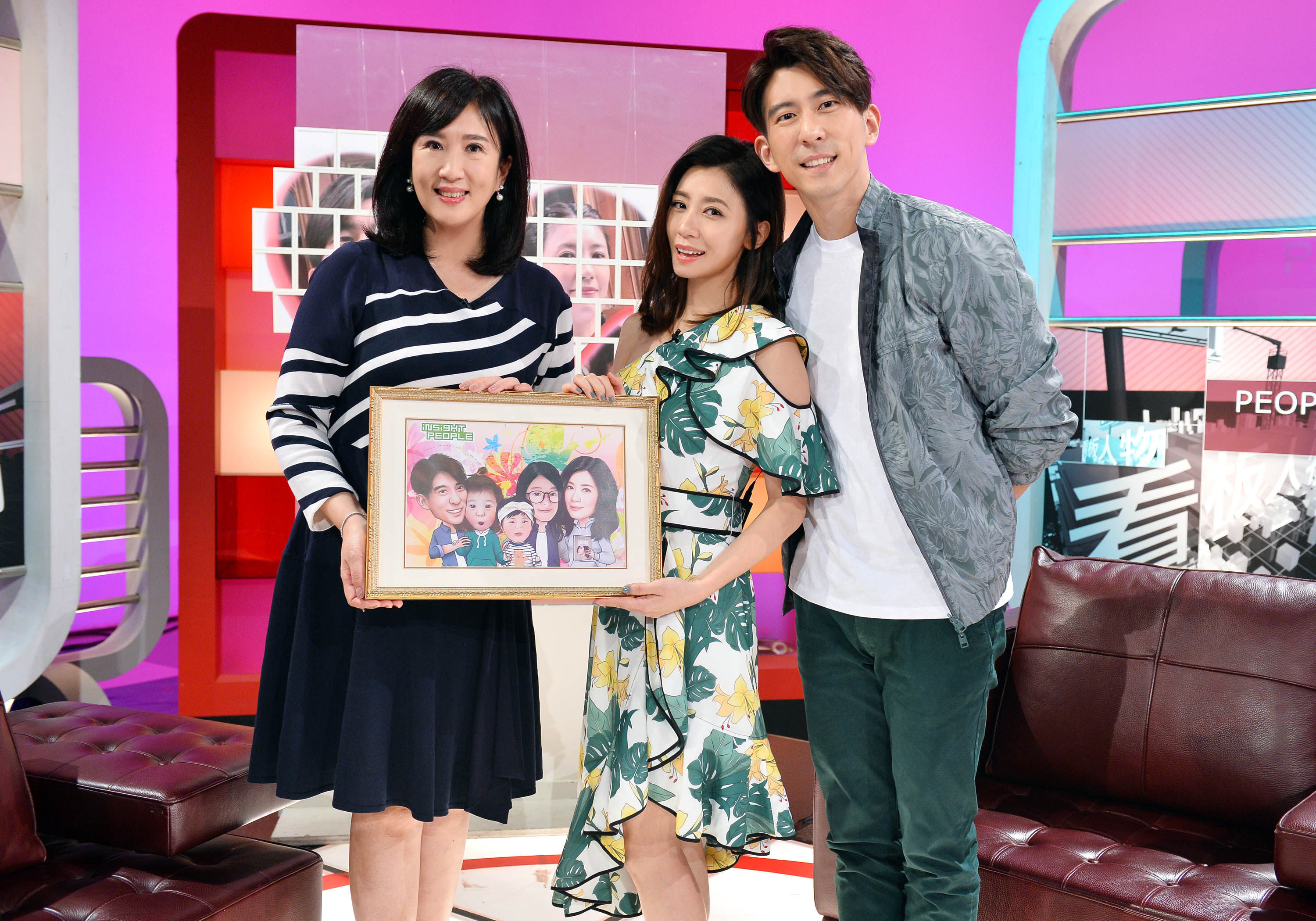 賈靜雯又跟修杰楷上節目恩愛給方念華（左）跟觀眾看。（TVBS提供）