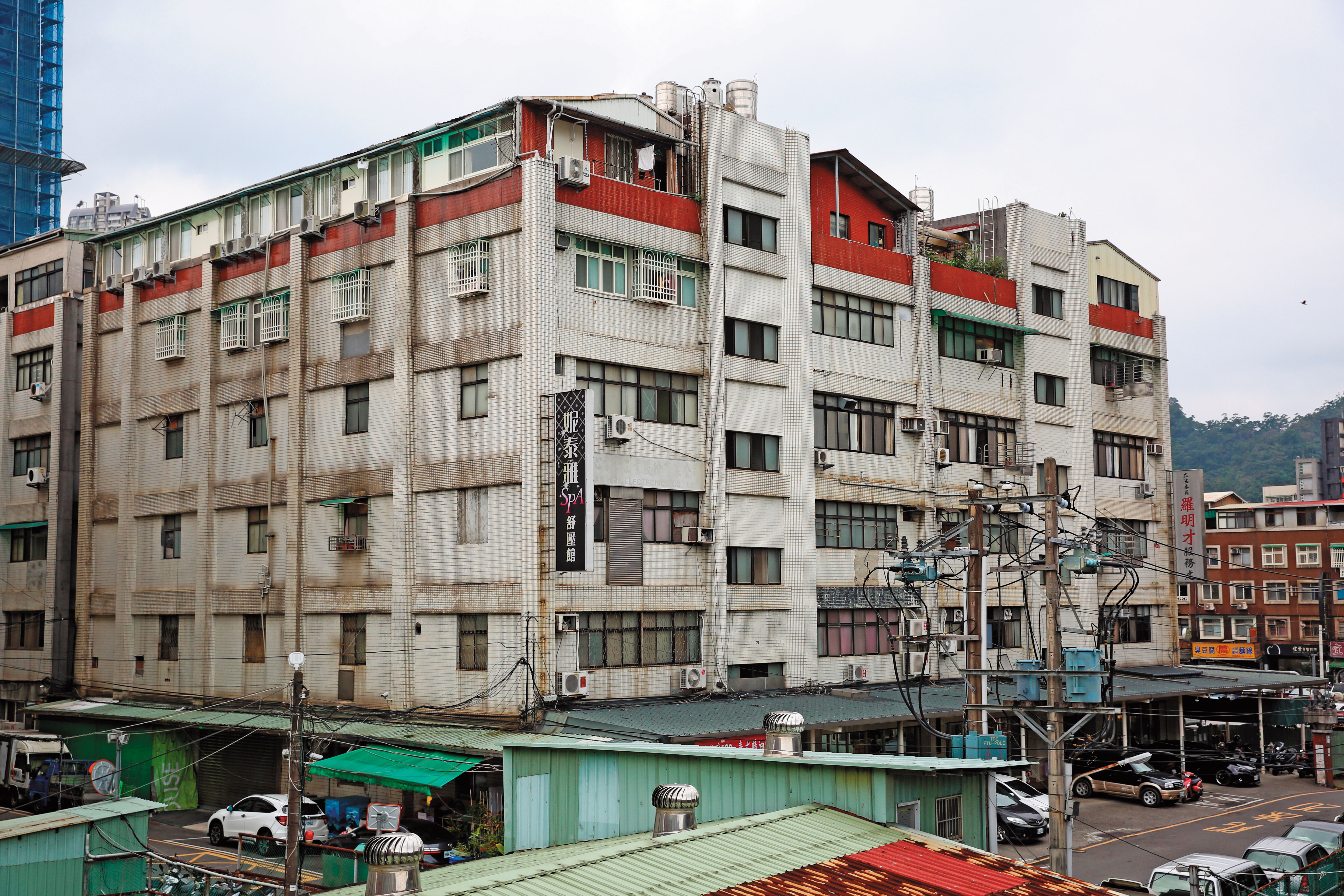 吉之福公司持有的房地產遍布新北市新店區，其中也包括羅明才服務處與另一側的按摩館。