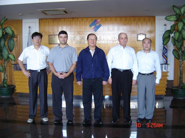 深圳大友鋼鐵場的官網上更有「付祝」與美國顧問來訪的合影。