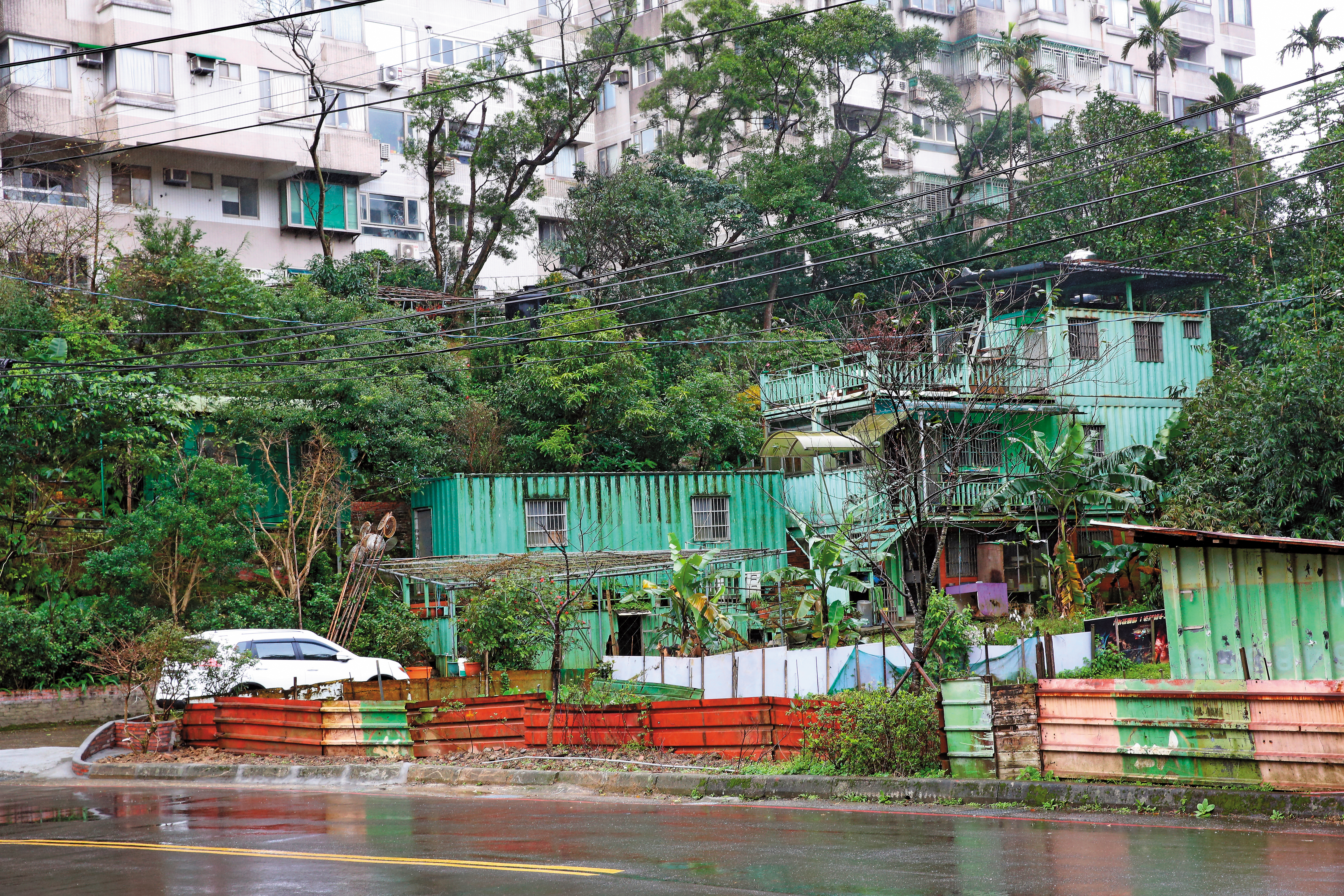 這處位在金龍湖畔的神祕鐵皮屋，就是黃國昌汐止服務處主任陳裕仁接受處理民眾檢舉群聯案的地點。