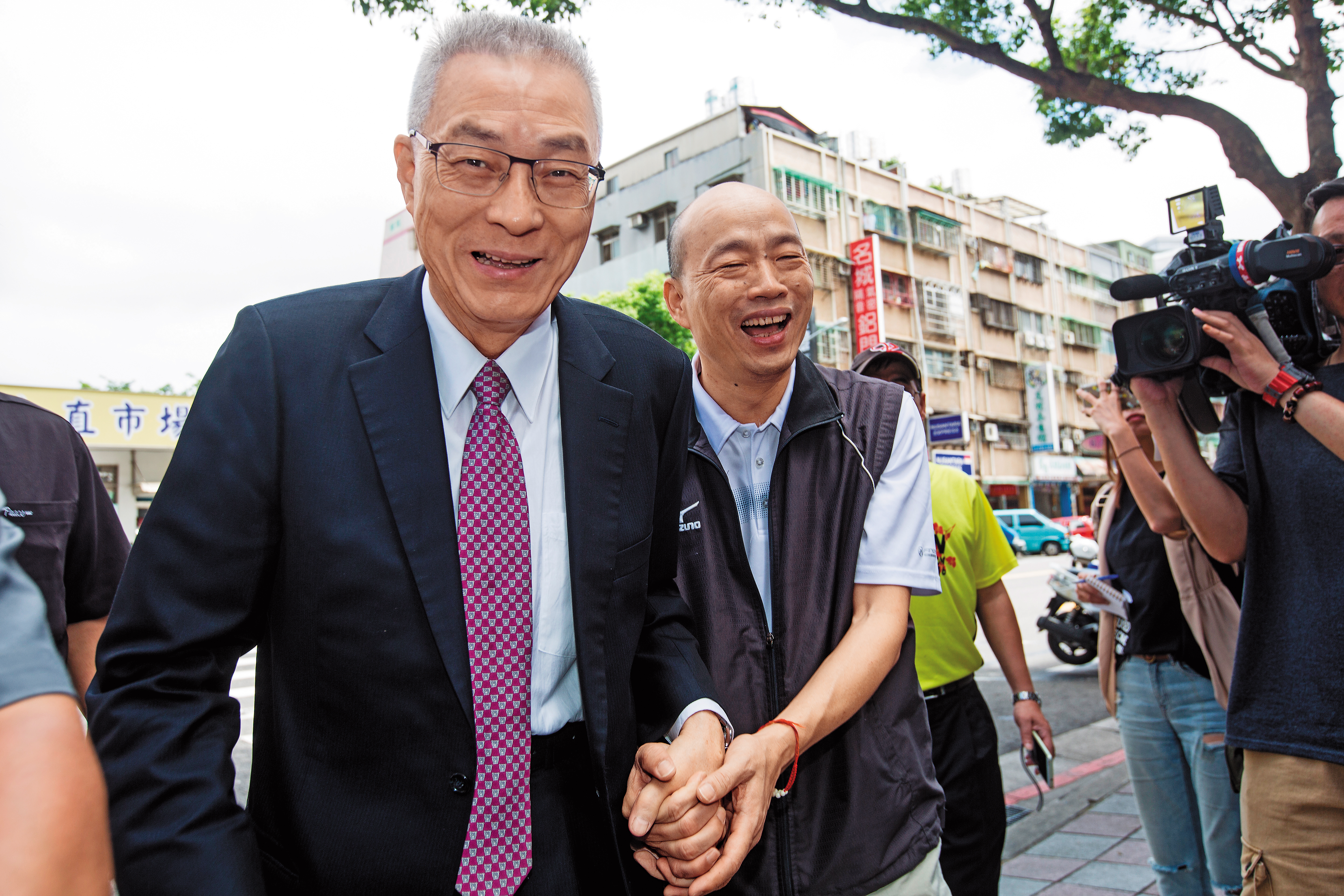 吳敦義(左)指派前台北農產公司總經理韓國瑜(右)擔任高雄市黨部主委,韓也被看好代表國民黨參選高雄市長。