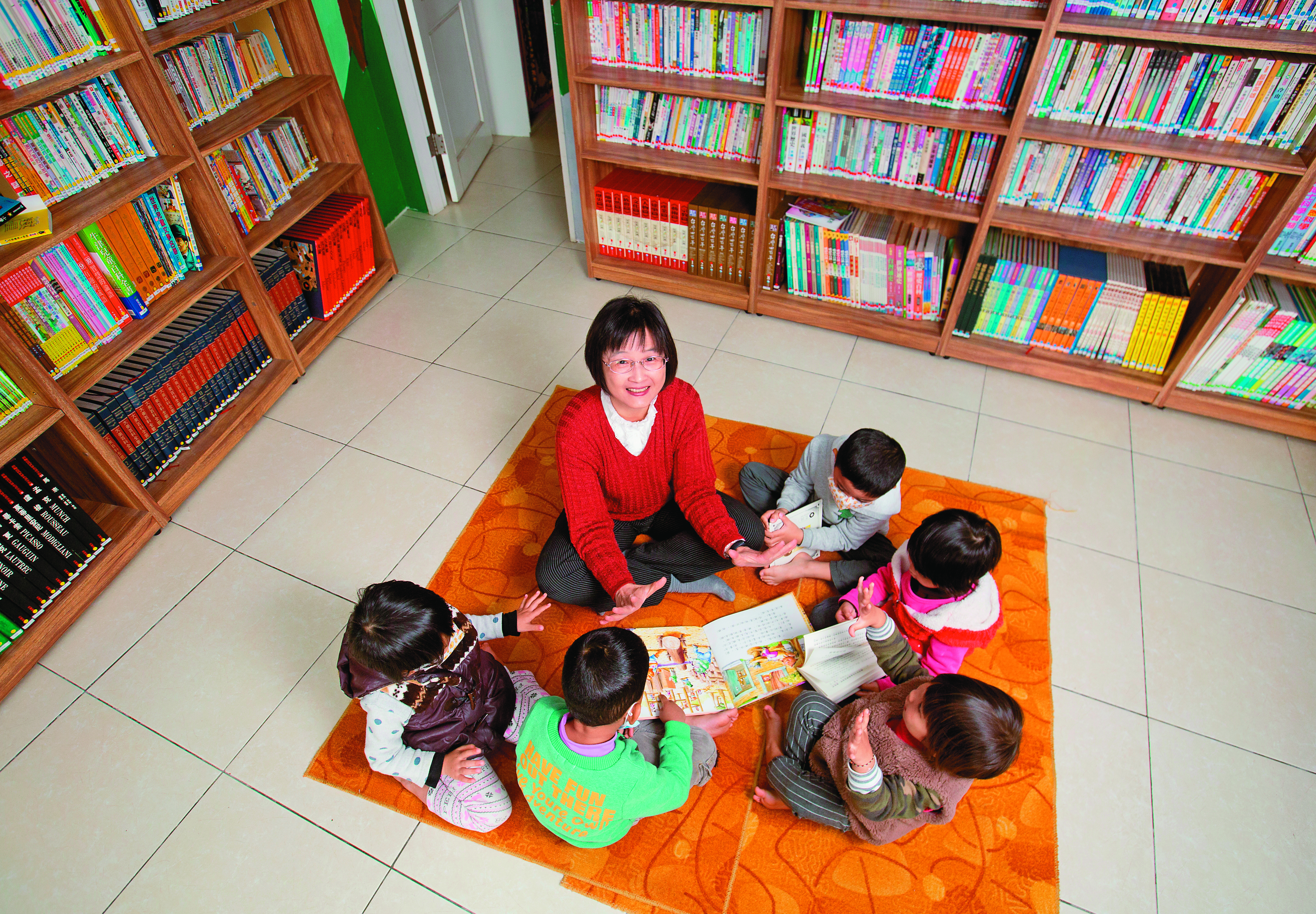 懷德育幼院院長陳玉秀最喜歡帶著孩子們一起說故事。