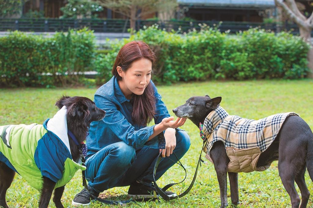 姜怡如自己也收養了6隻狗狗，只要一有空閒就會帶著大夥出門。