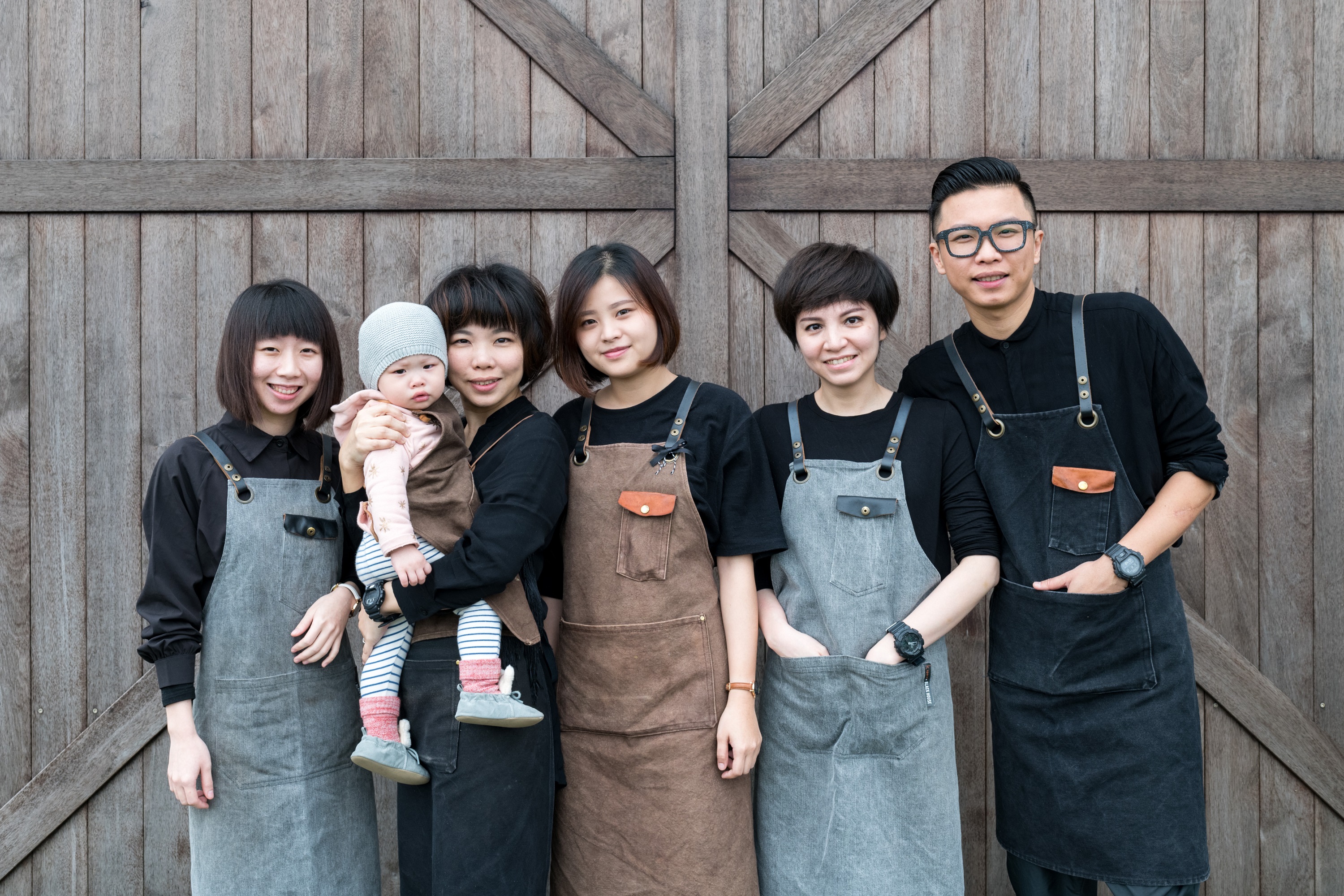 原本從事服裝業的「黑宅」主人們，連工作圍裙都是自己設計製作。