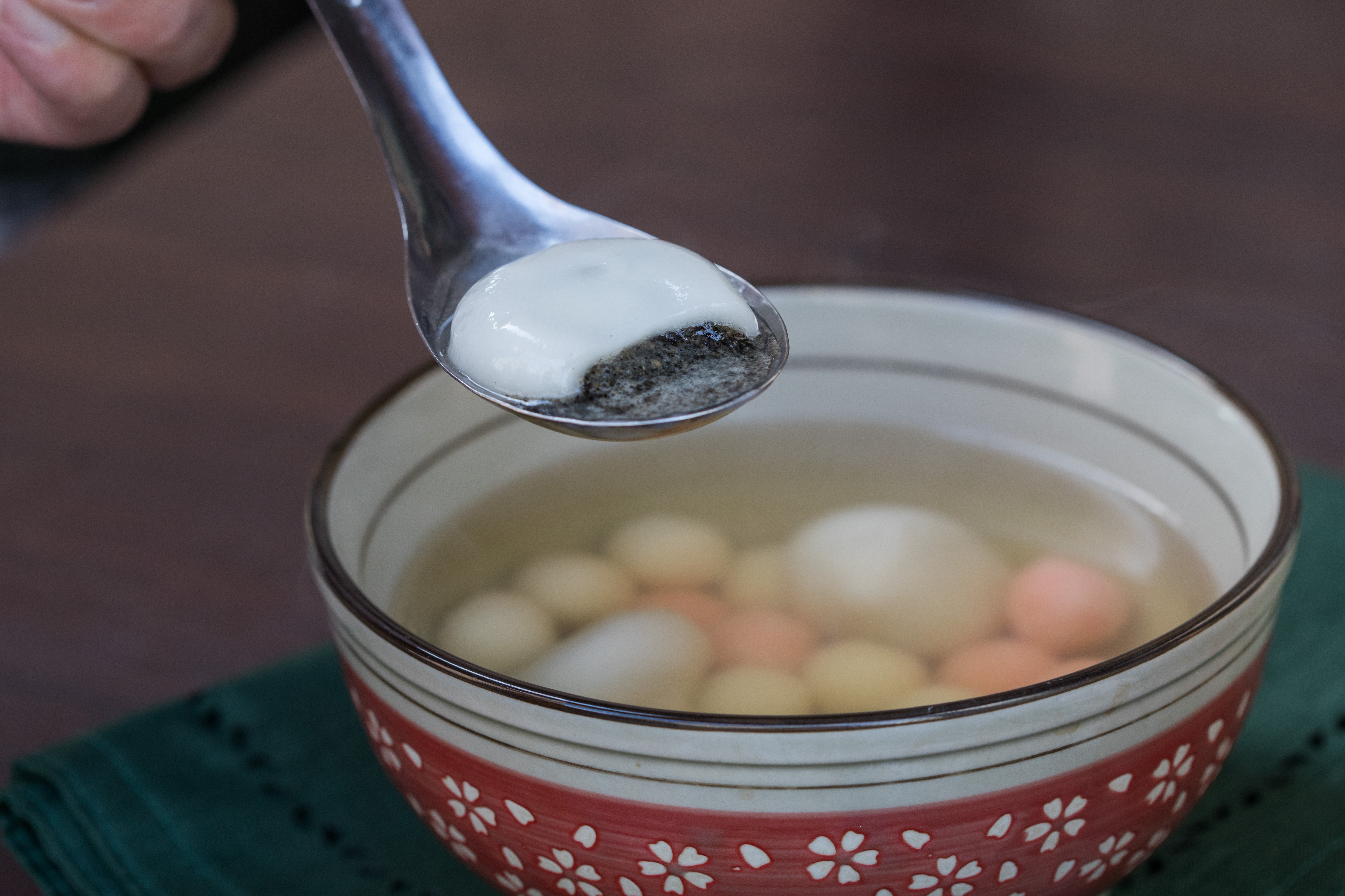 「芝麻湯圓」是元宵限定，拌進豬油的芝麻餡，滋味甜香滑口。（80元／10顆，限外帶）