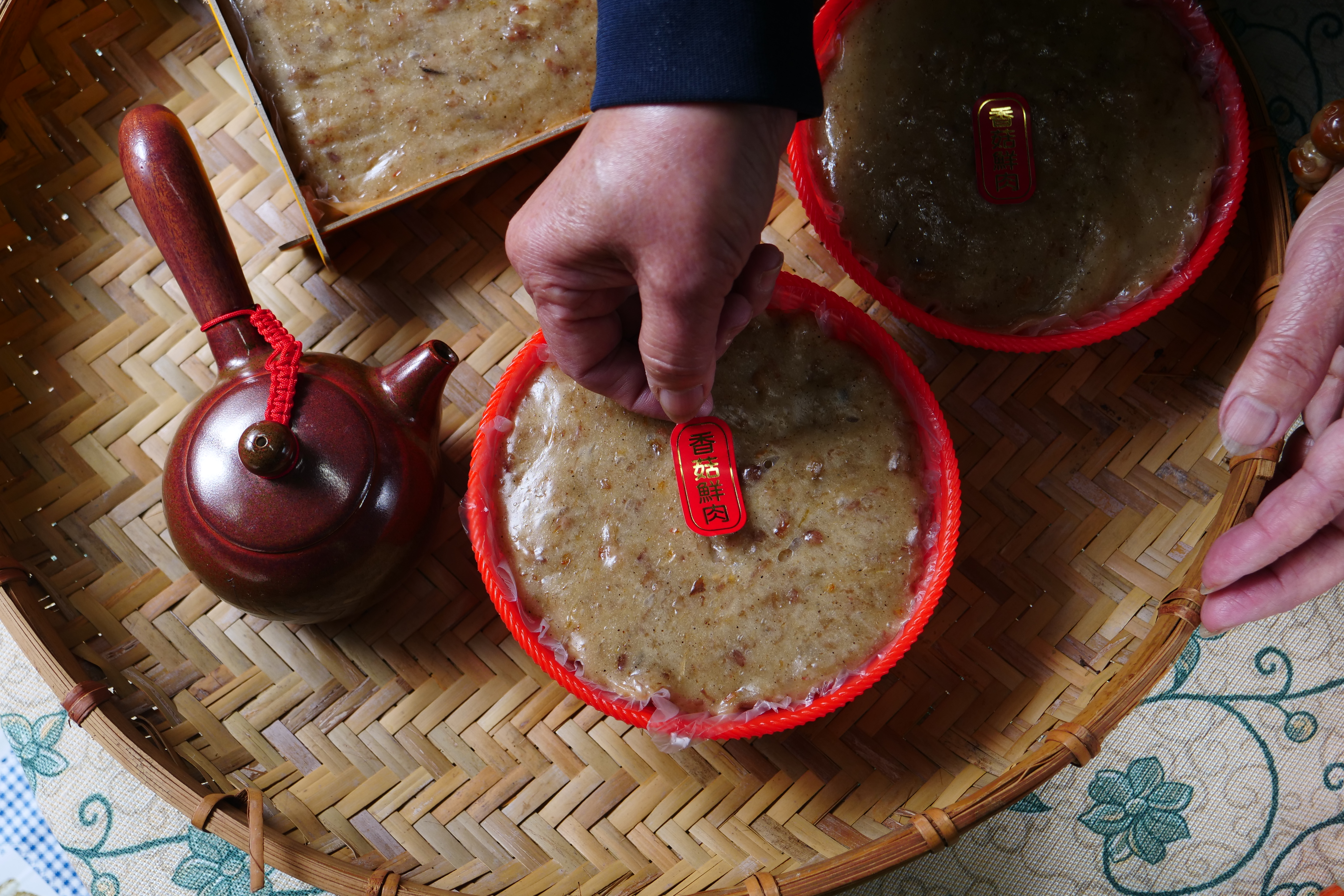 一壺茶搭配拌入爆香蔥頭、香菇、豬肉的「香菇鮮肉年糕」，就是一頓台式午茶。（前，400元／小、後，750元／大）