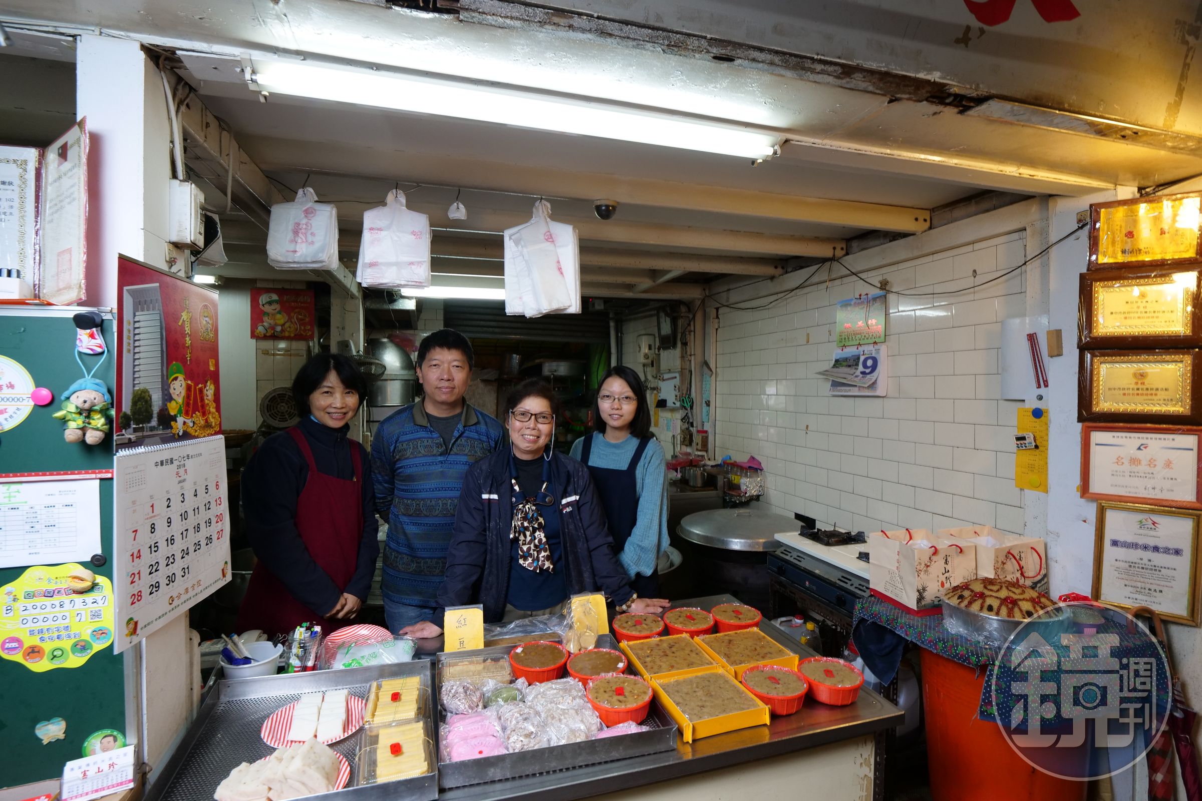 王麗珠（中）如今苦盡甘來，3代齊心守護米食店。
