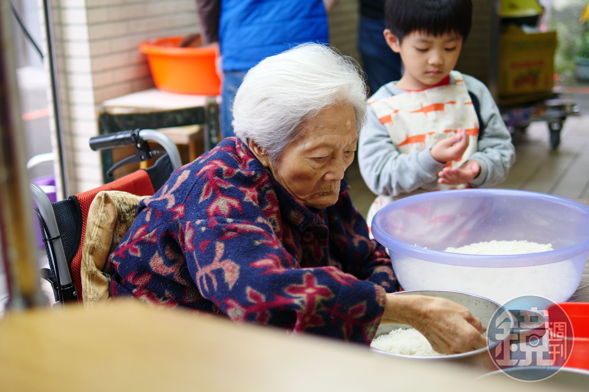 「袁媽媽上海年糕」創辦人袁姚芳即使年歲已高，對年糕製作過程仍十分在意。