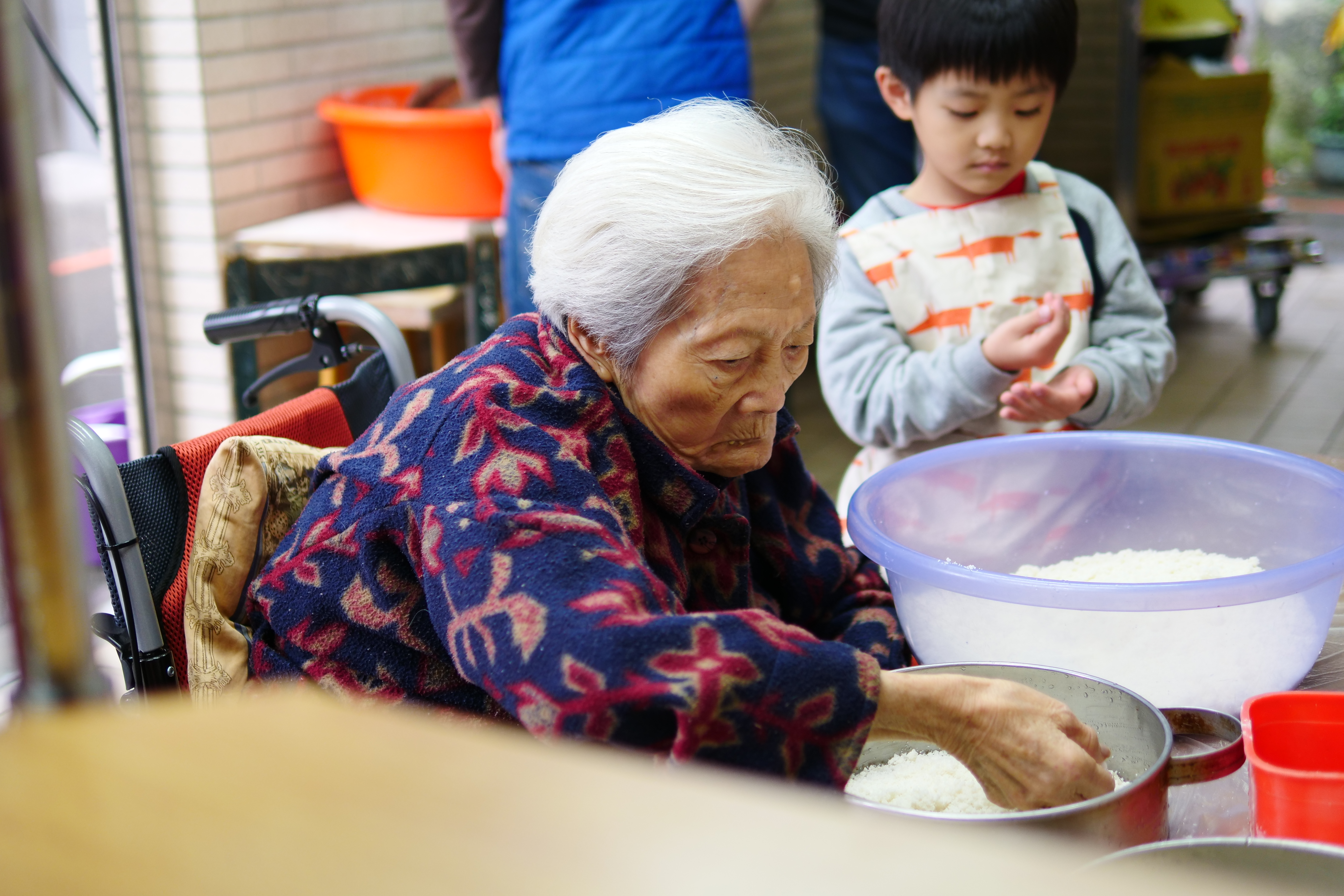 「袁媽媽上海年糕」創辦人袁姚芳即使年歲已高，對年糕製作過程仍十分在意。