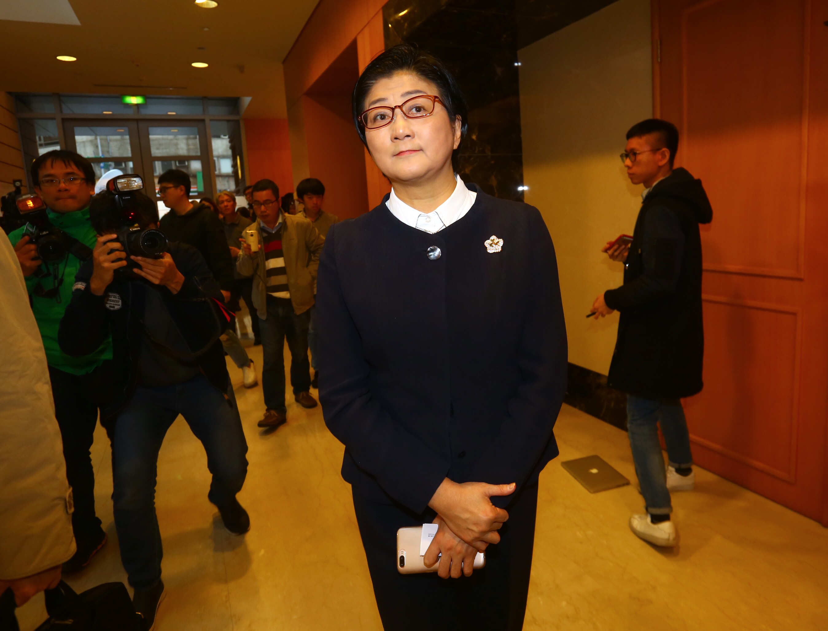 婦聯會內部由主委雷倩為首的鴿派，與支持辜嚴拒簽行政契約的鷹派連日來持續較勁。