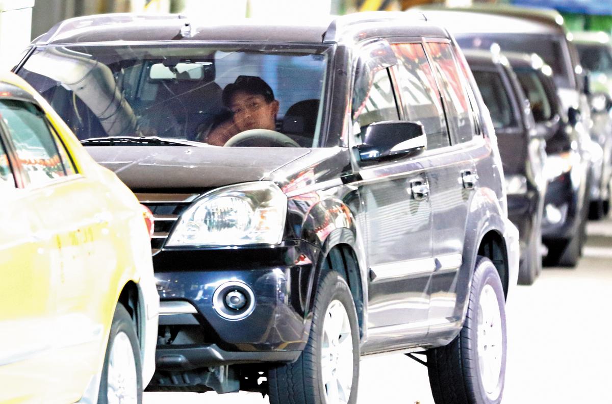 曾沛慈被本刊拍到跟王家梁激吻，但還是不認交往。