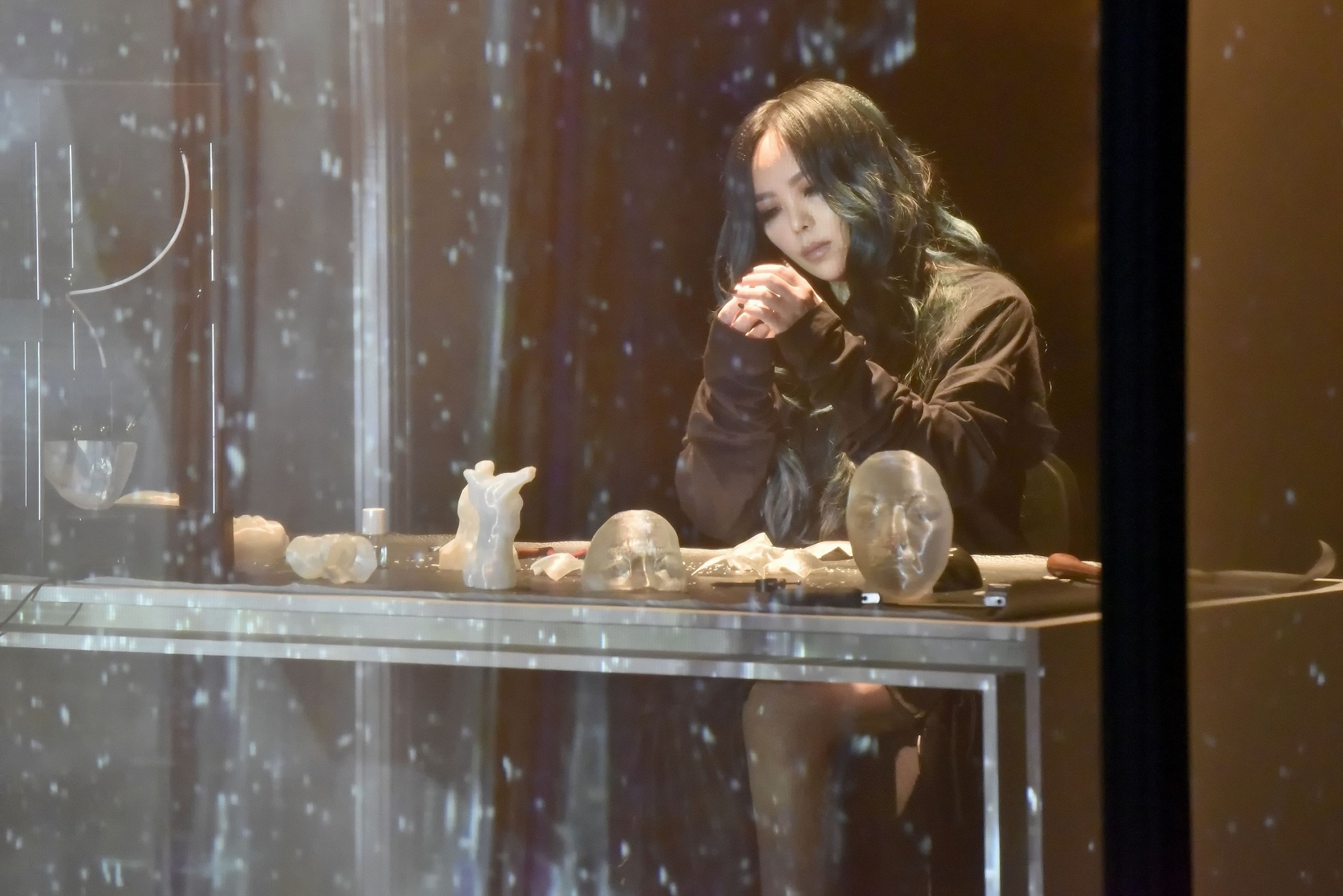 張惠妹拍攝〈壞的好人〉MV，利用投影方式打造出如夢似幻的景象。（EMI提供）