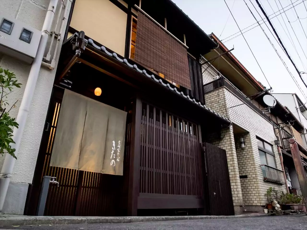 保留京都傳統建築特色的「京町家」，是許多訪日觀光客捨棄旅館住「民宿」的一大主因。（圖片取自Airbnb）