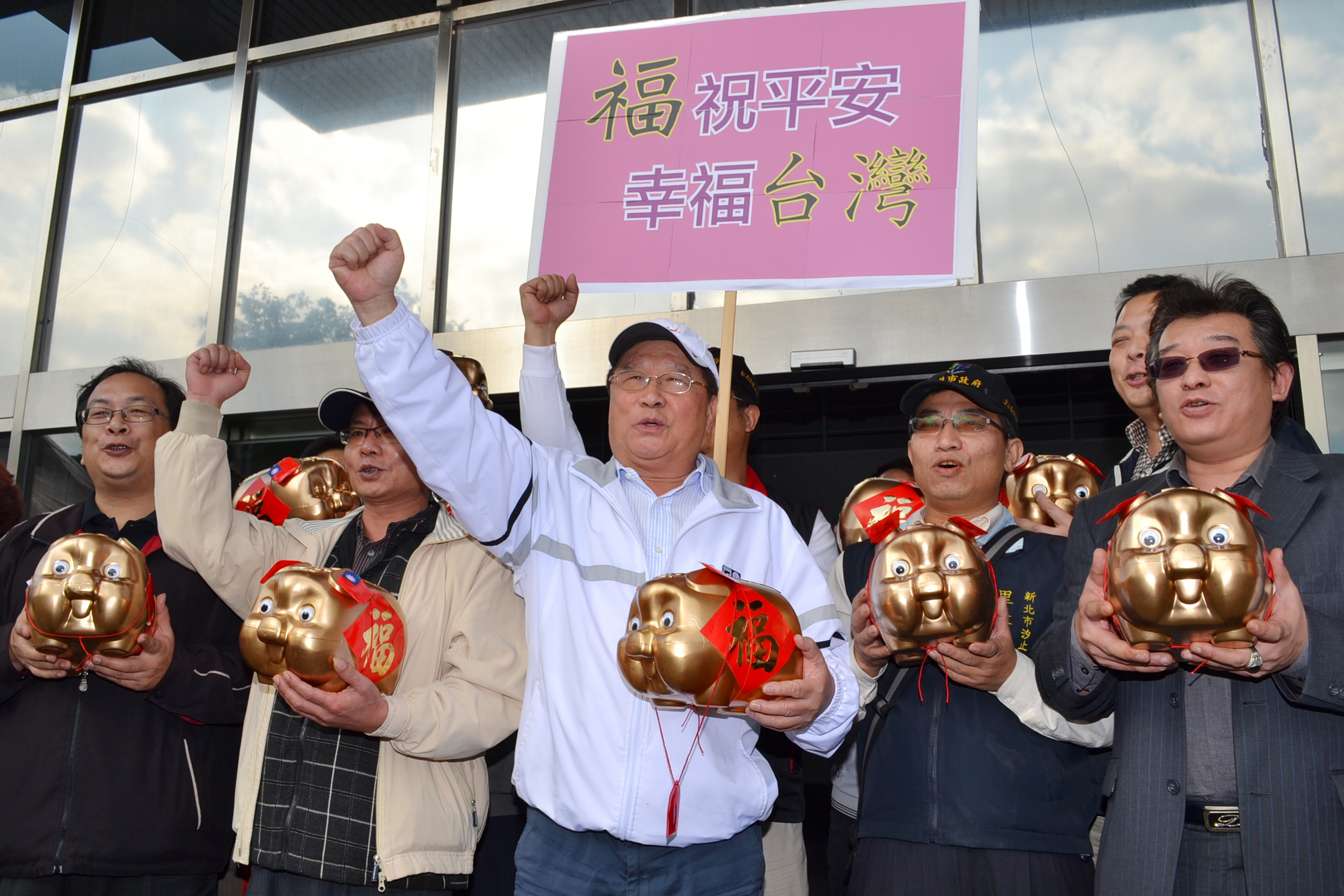 2012年立委選舉，前立委羅福助帶競選團隊到市選委會登記時，站在羅福助右邊的男子就是陳裕仁（左二）。（中央社）