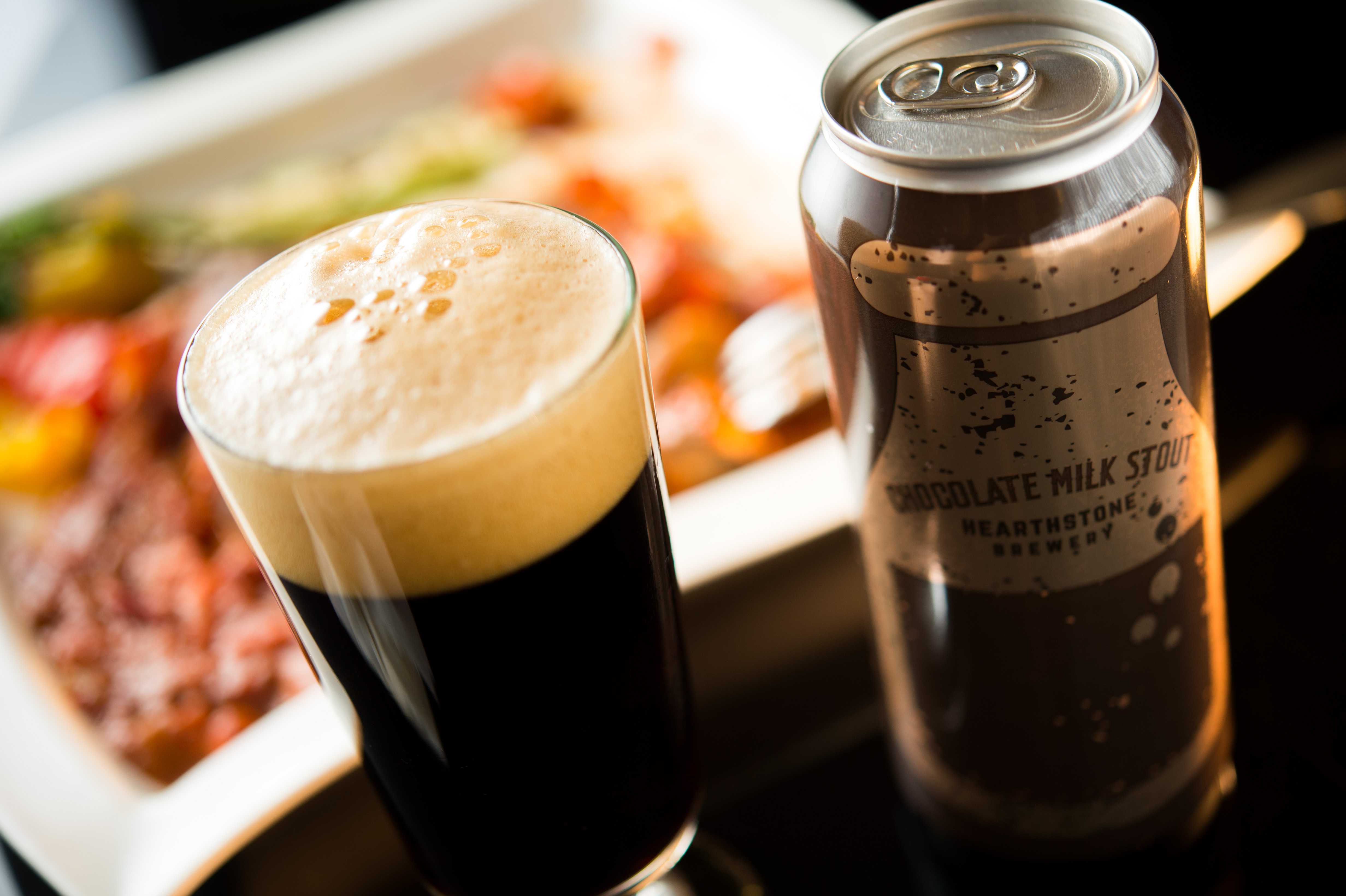 「巧克力牛奶司陶特」釀造過程加入可可豆，香氣飽滿，卻沒有黑啤酒常見的濃重苦味。（200元／瓶）