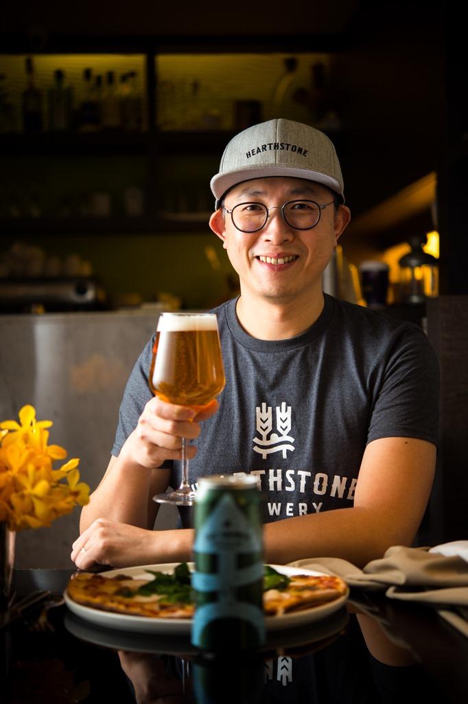 邱俊翔（Simon）本是腦袋塞滿邏輯理性的工程人，卻因啤酒長出浪漫的感性人格。