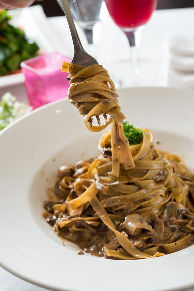 「牛肝菌蘑菇鳥巢麵」搭配奶油醬汁，是非常北義的風格，恰與北美酒花的木質感呼應。（460元／份）