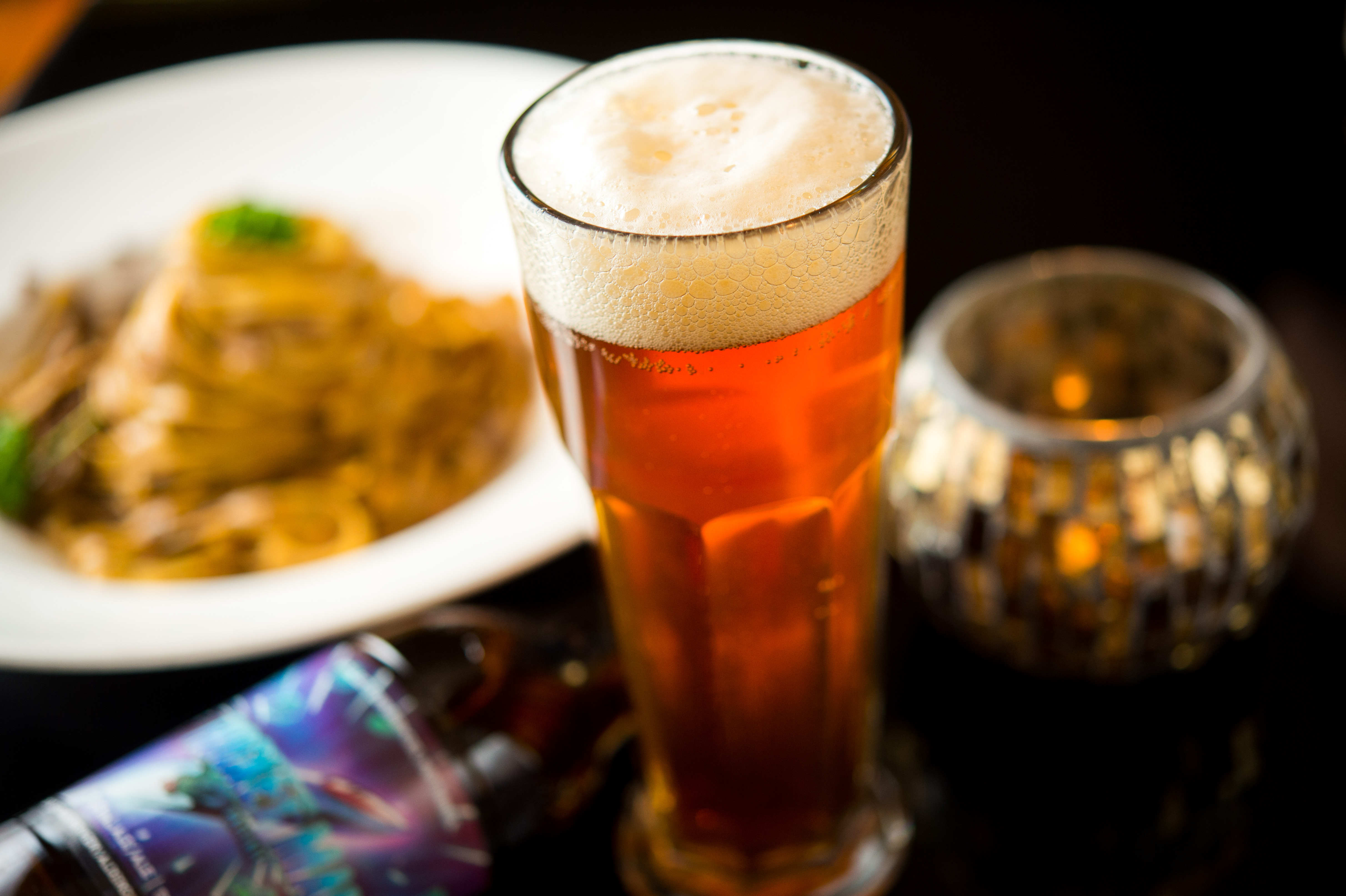 「火箭人淡艾爾」氣泡明亮,能清洗口中膩味,適合搭配口味濃重的料理。(160元/瓶)