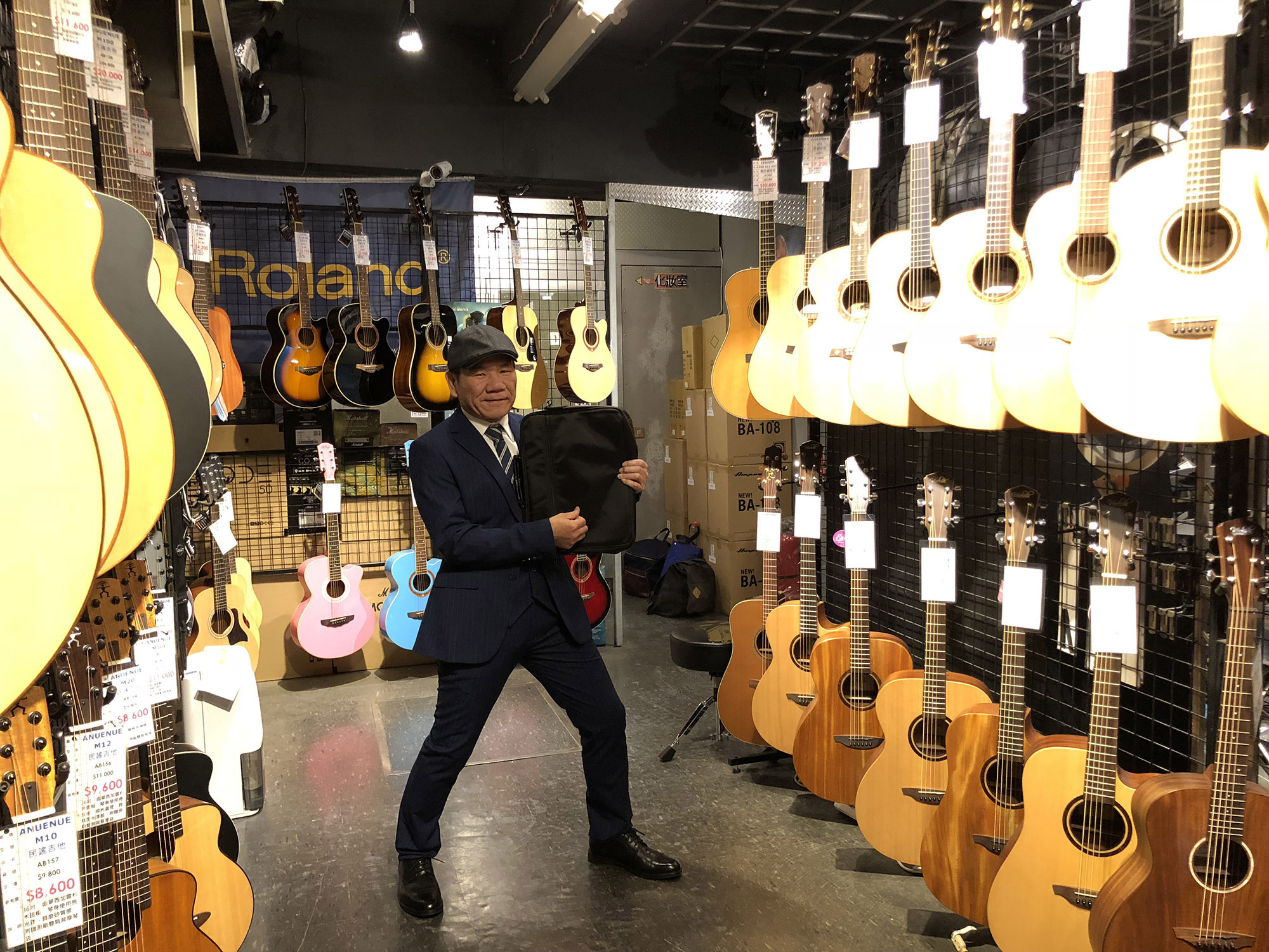 趙傳拍攝〈名不虛傳〉MV，穿上20年前的西裝扮演總經理。（旋風音樂）