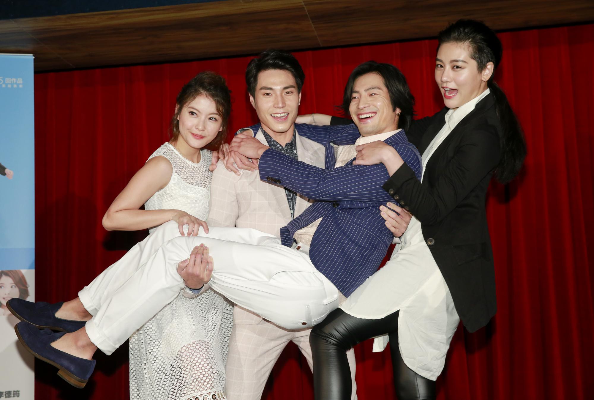 小蠻（右起） 、福地祐介、唐振剛和王樂妍參與《偽婚男女》舞台劇。