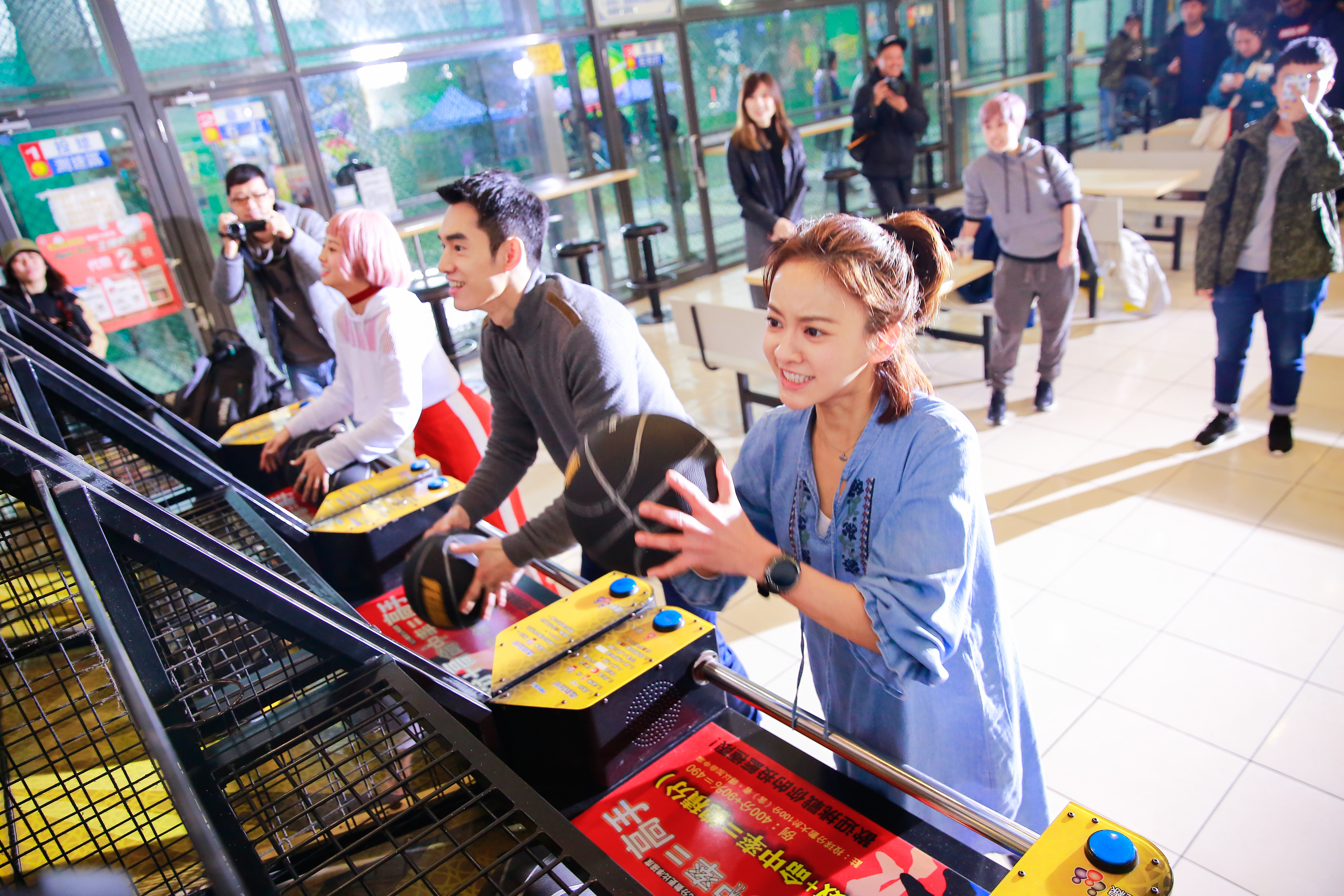 趁著開拍前,鬼鬼(左起)、張書豪、陳意涵玩起了籃球機。