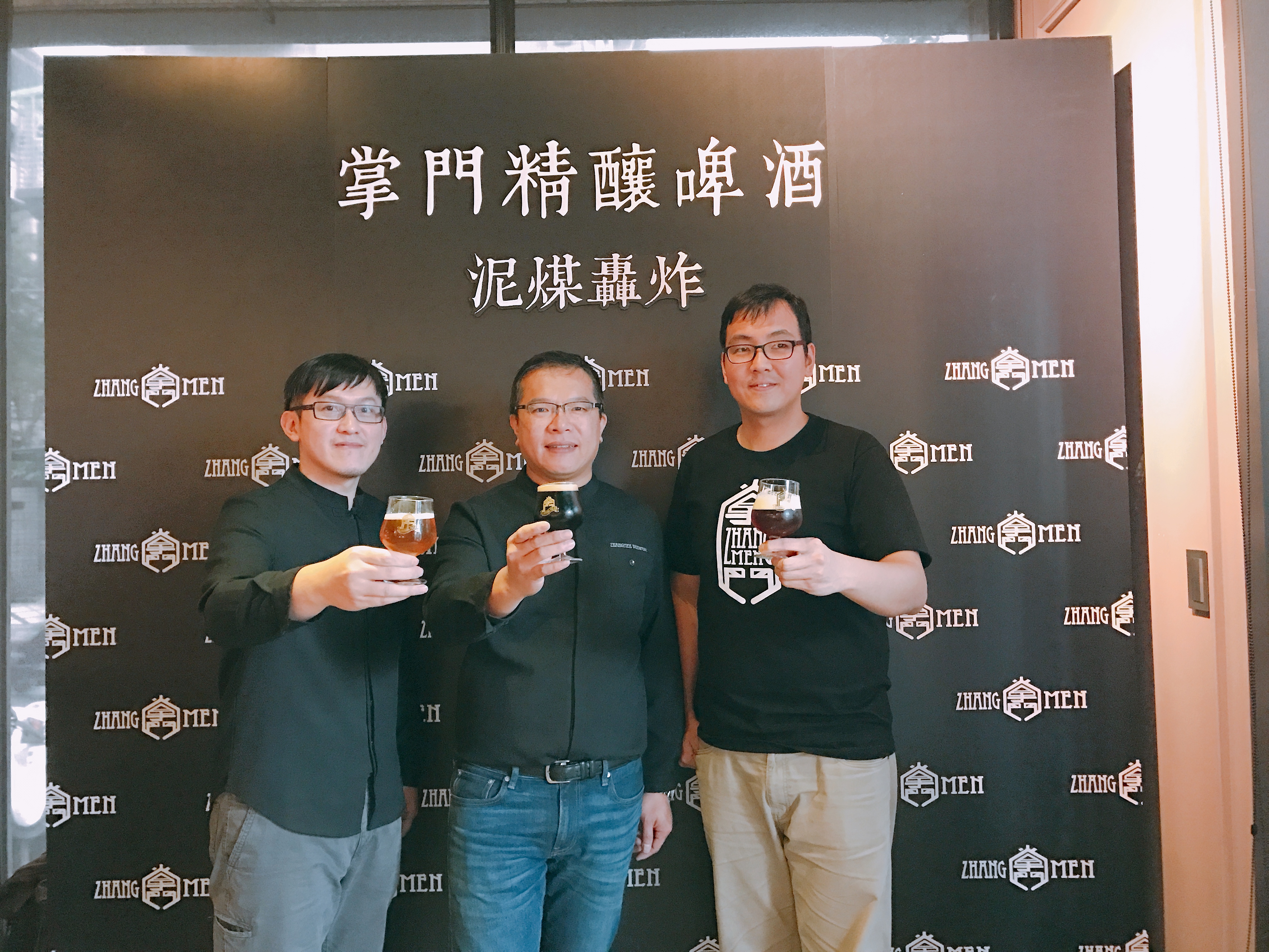 掌門精釀啤酒舉辦泥煤風味精釀啤酒全台首發記者會，左至右依序為掌門精釀首席釀酒師張鈞凱、掌門精釀董事長周芳鉅、威士忌達人陳正穎。