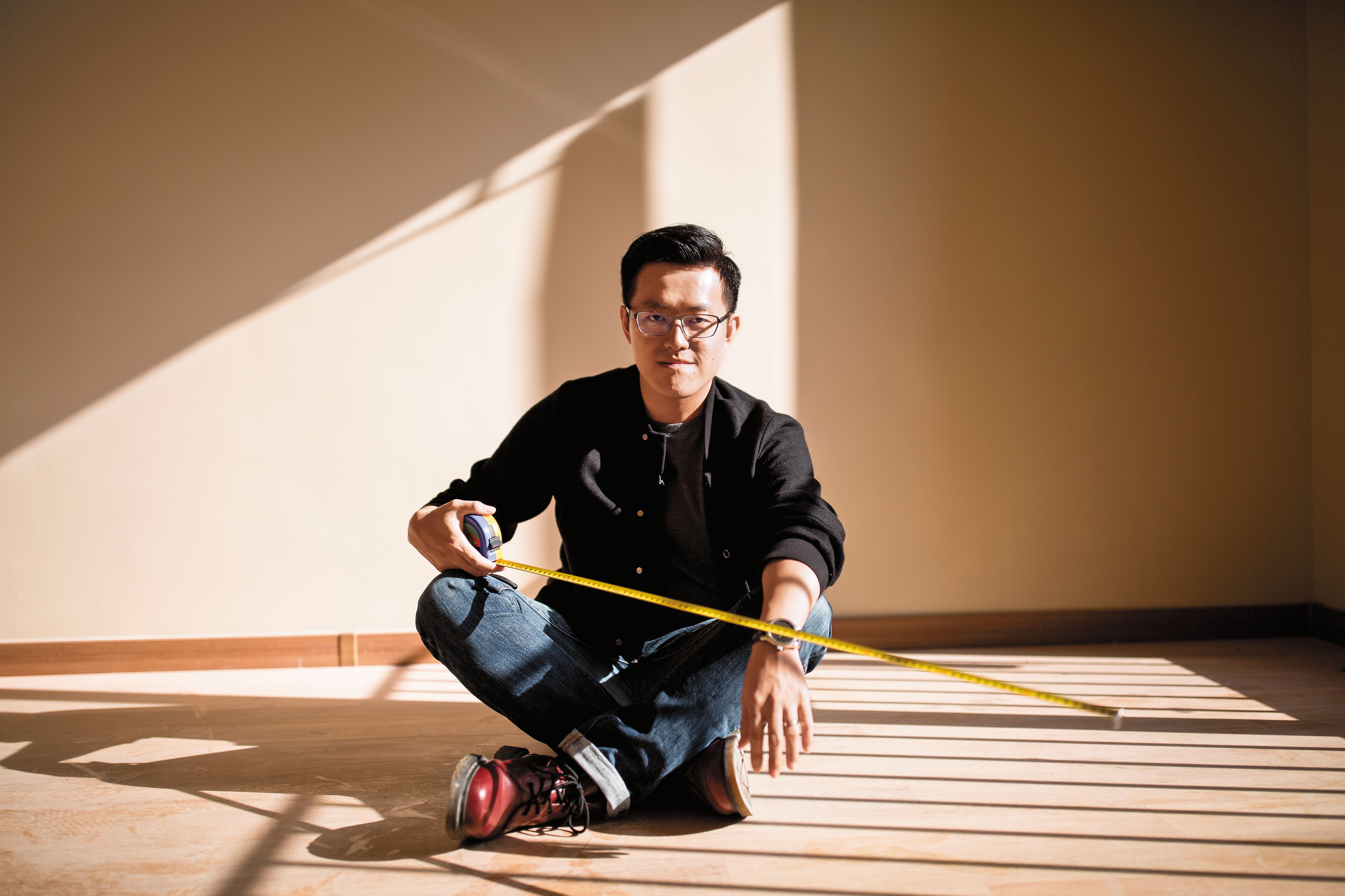 29歲的林宏諺是有偶設計創辦人,感受到許多同業因不景氣而關掉設計公司,為不想自己在舒適圈裡溫水煮青蛙,去年6月決定赴中國深圳一闖。