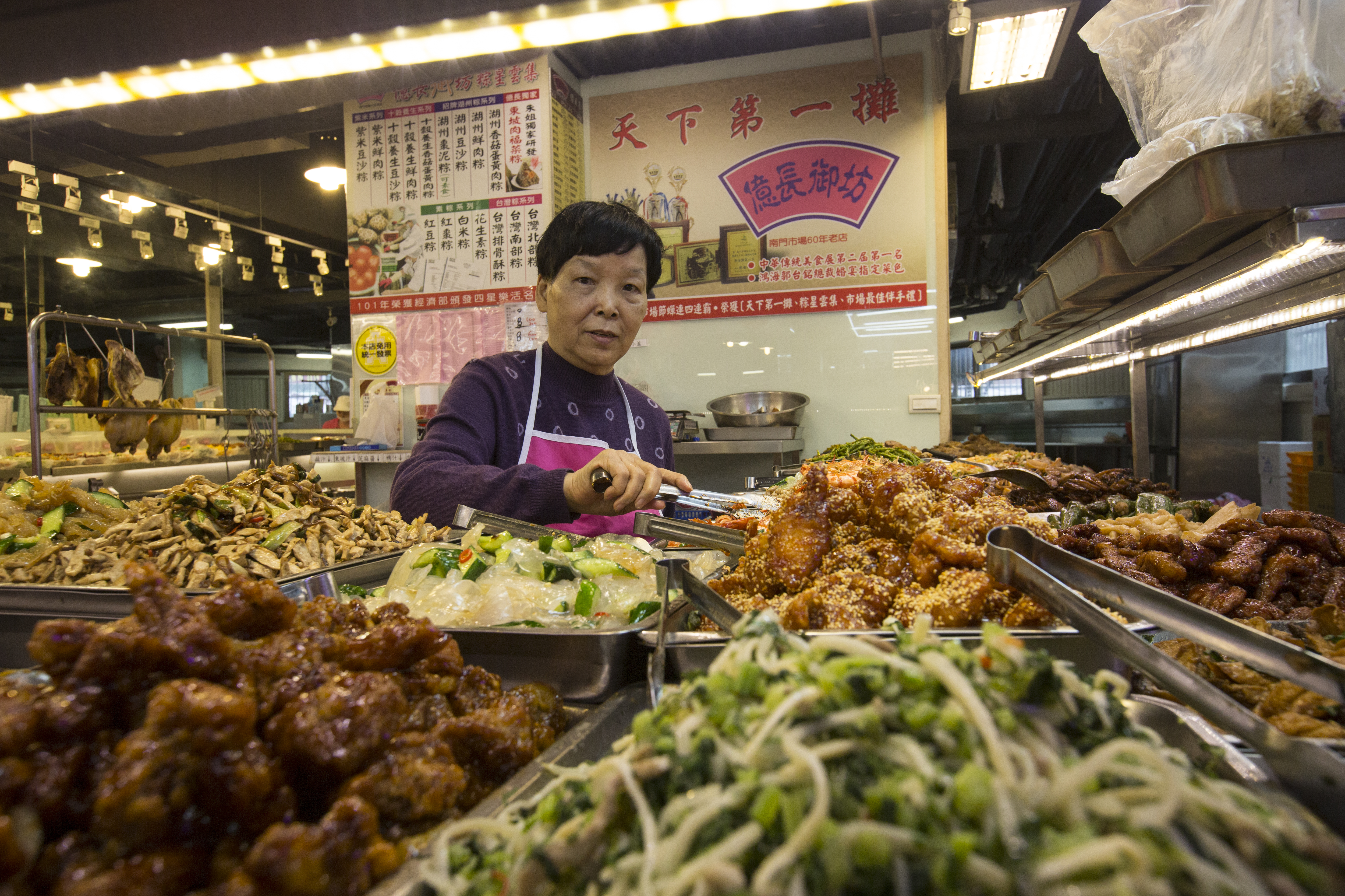 努力工作大半輩子，鐵娘子朱億長撐持老店半世紀，人生起伏比八點檔還要精彩，但她至今仍每天到南門市場報到。