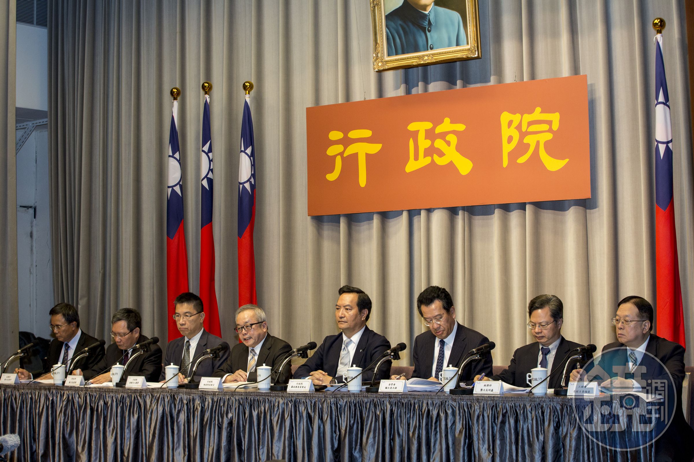 行政院人事總處召開「各機關加班費支給要點」修正草案會議，會中討論簡任以上主管人員擬放寬可領加班費。