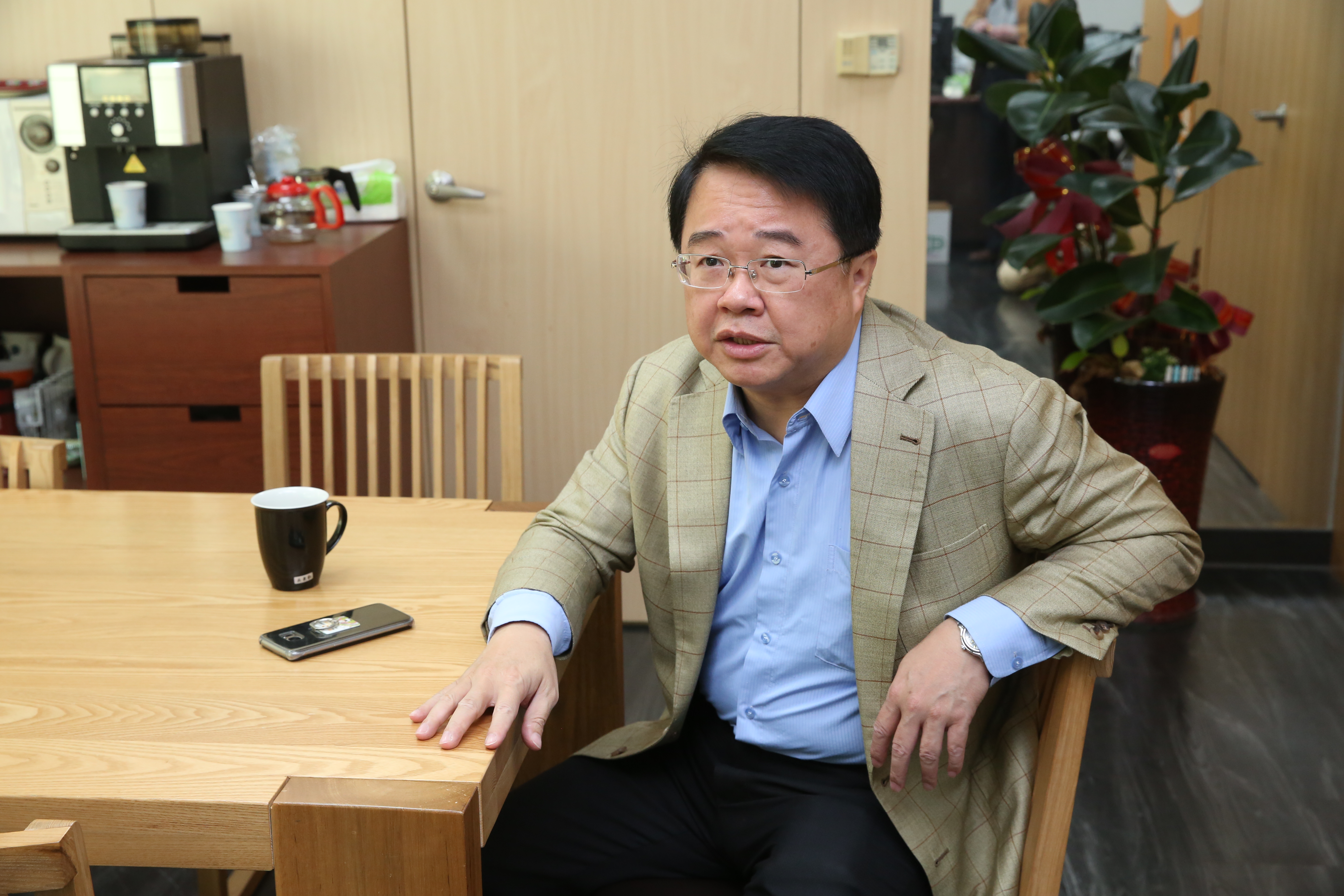 吳秉叡表示，蔡勉勵他利用農曆過年前後多加油，把民調衝高。