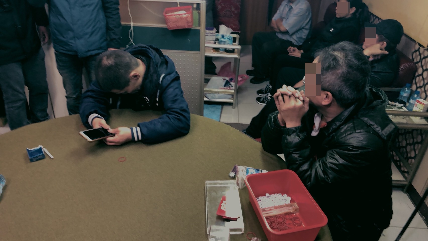 幾名高齡八十多歲的老賭徒，在萬華一處新開張之天九牌賭場遭逮。（警方提供）