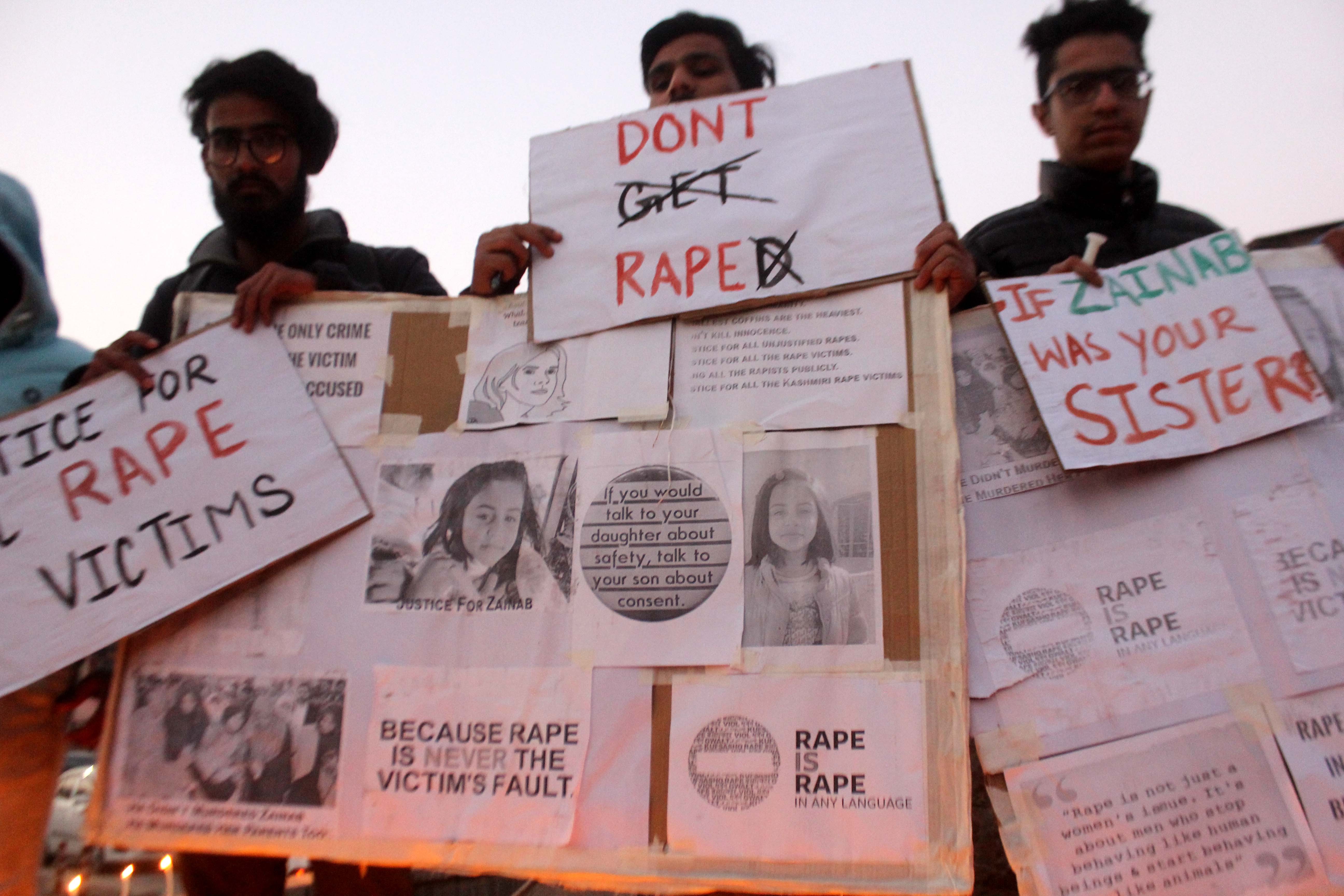 印度學生以燭光哀悼一名7歲女童遭人性侵殺害。（東方IC）