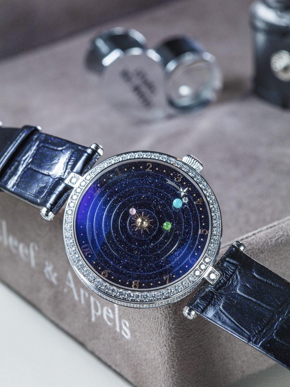 《Lady Arpels™ Planétarium Poetic Complications》想像將太陽系戴在手腕上！每顆星體均按實際速度運行，如水星圍繞錶盤一圈需時88天、金星為224天、地球則是365天，宛如一個微型的太陽系。