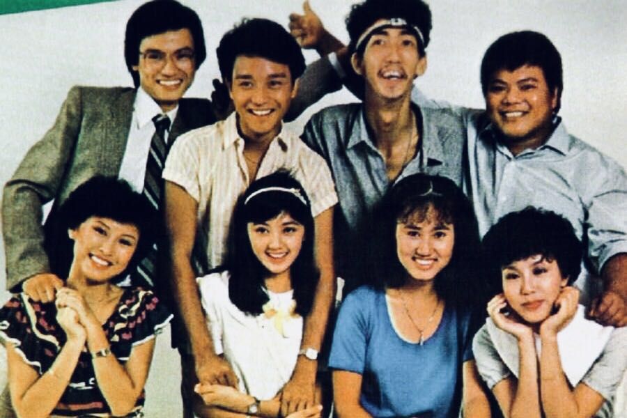 倪詩蓓（前排左2）13歲就出道，身高170公分又有雙大長腿，大眼睛又一臉萌樣，更是張國榮（後排左2）親口承認的初戀。（翻攝自倪詩蓓微博）