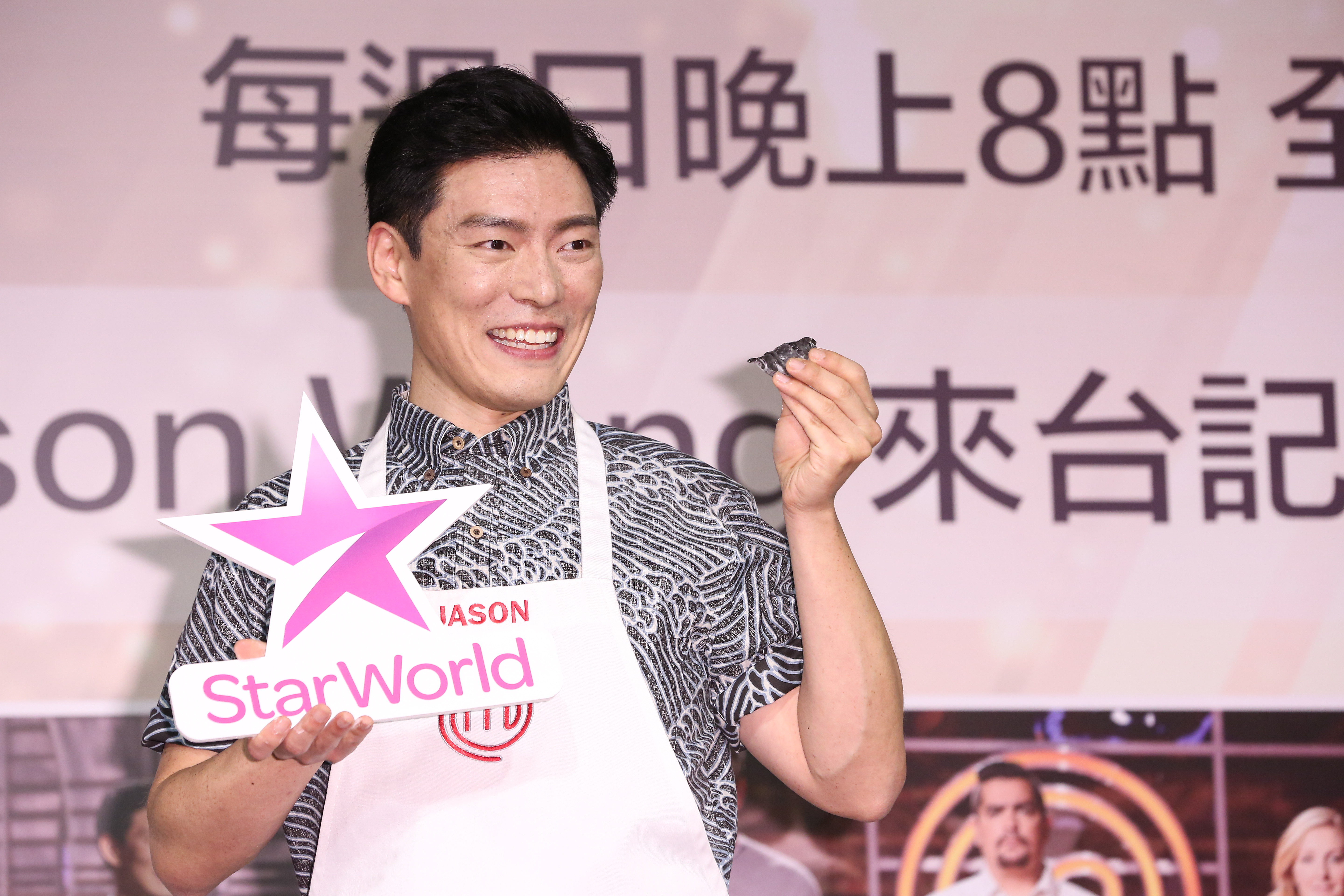 《廚神當道美國版8》台裔參賽者王凱傑雖然是土生土長的「美國人」，卻因從小與外公外婆同住，講得一口流利中文，連舌頭和腸胃也十分中式。