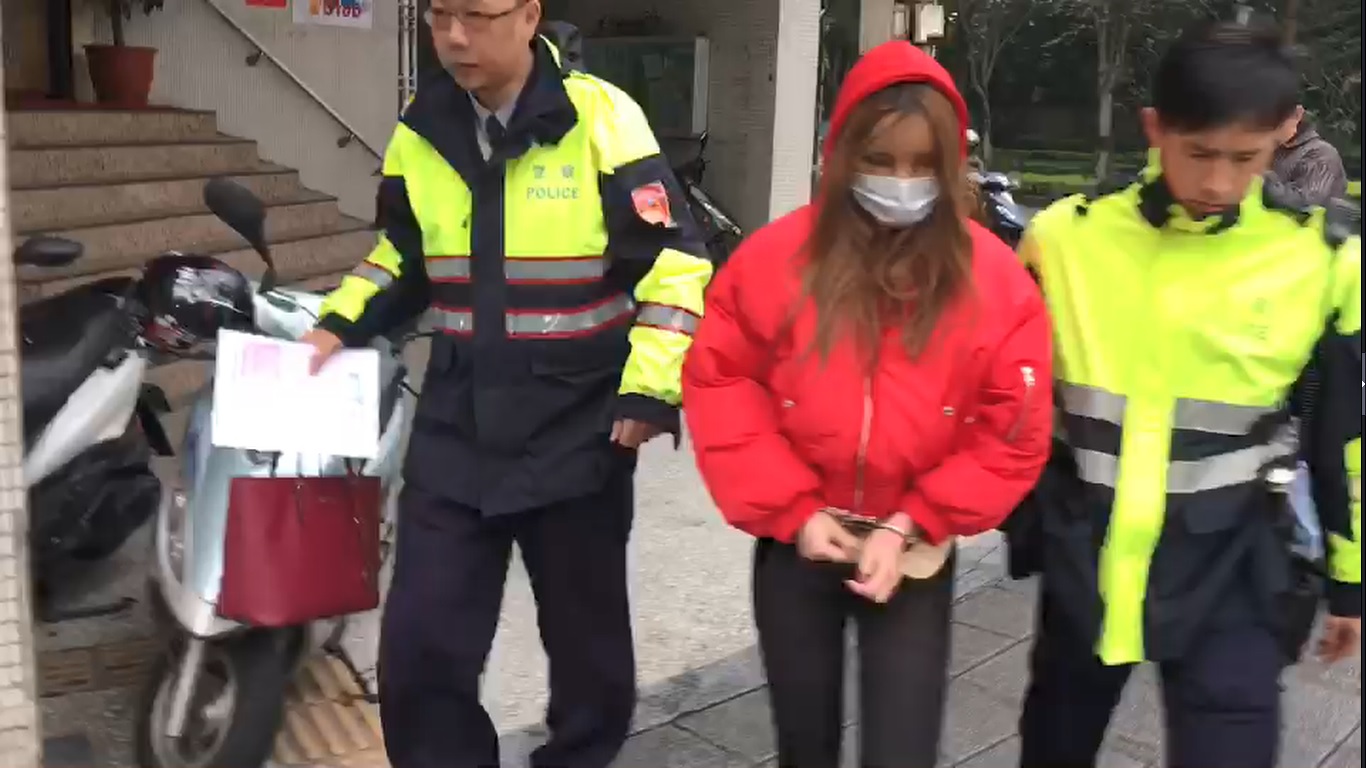 陳女遭解送時下身僅著黑絲襪，下半身曲線畢露。（翻攝畫面）