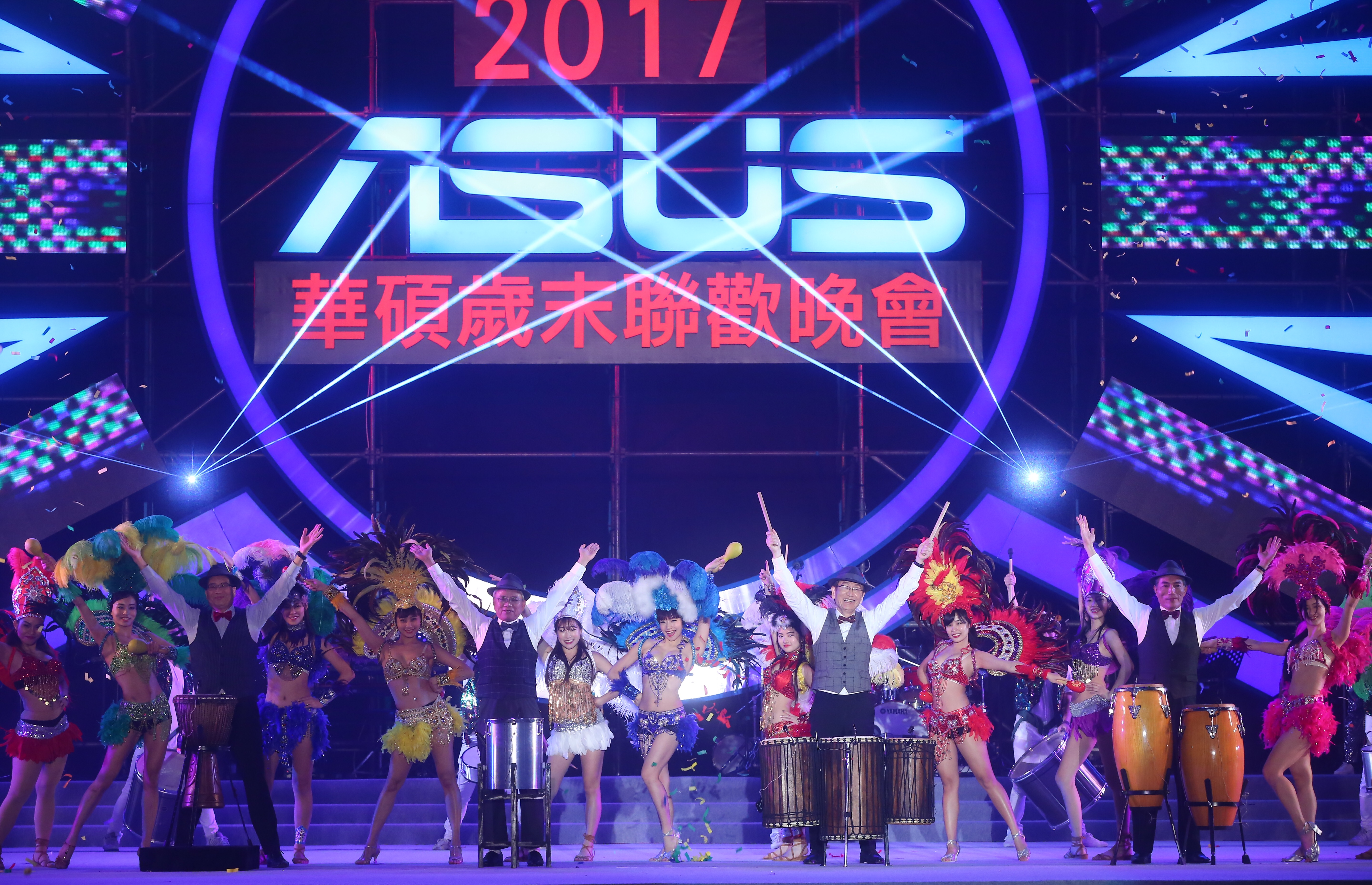 華碩1日舉辦尾牙宴，在南港展覽館席開700桌，慰勞辛苦的華碩員工。