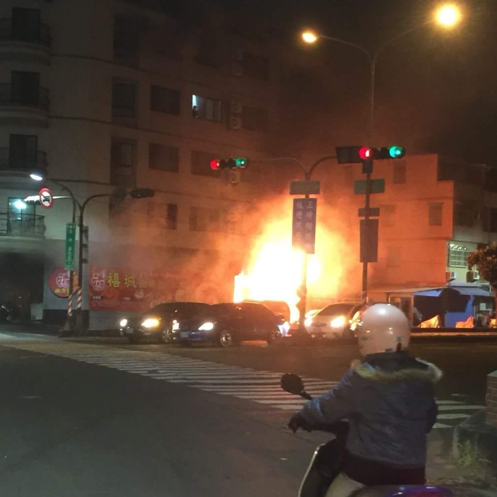 民眾路過拍下氣爆起火燃燒的驚險瞬間。（翻攝臉書）