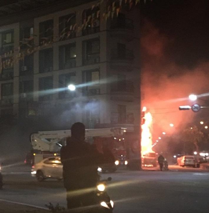 一名網友拍下氣爆後便當店被烈焰吞噬的情景。(消防局提供)