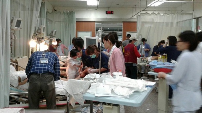 距離氣爆便當店最近的小港醫院，緊急啟動大量傷患收治系統。（消防局提供）